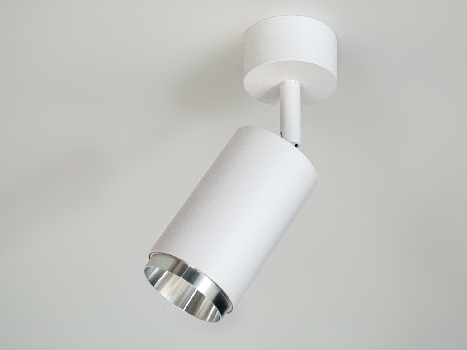 Накладні точкові світильники призначені для яскравого акцентного освітлення. Вони можуть ефектно висвітлити барну стійку, робочу поверхню, або наприклад вітрину магазину. Сувора стильна форма накладного точкового світильника гармонійно вписується в сучасні інтер'єри.
Строгість, простота і функціональність - три головні риси сучасного інтер'єру. Нові накладні точкові світильники від ТМ 