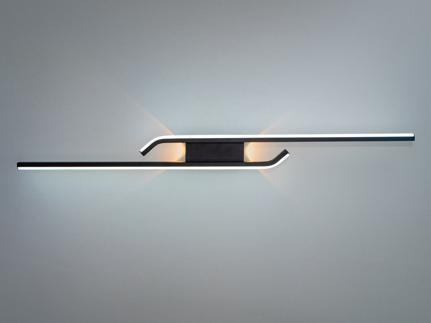 Стильне настінне світлодіодне бра – це ідеальне поєднання лаконічності та сучасного дизайну. Його тонкий і витончений силует з плавними вигинами підкреслює строгість та елегантність форм.