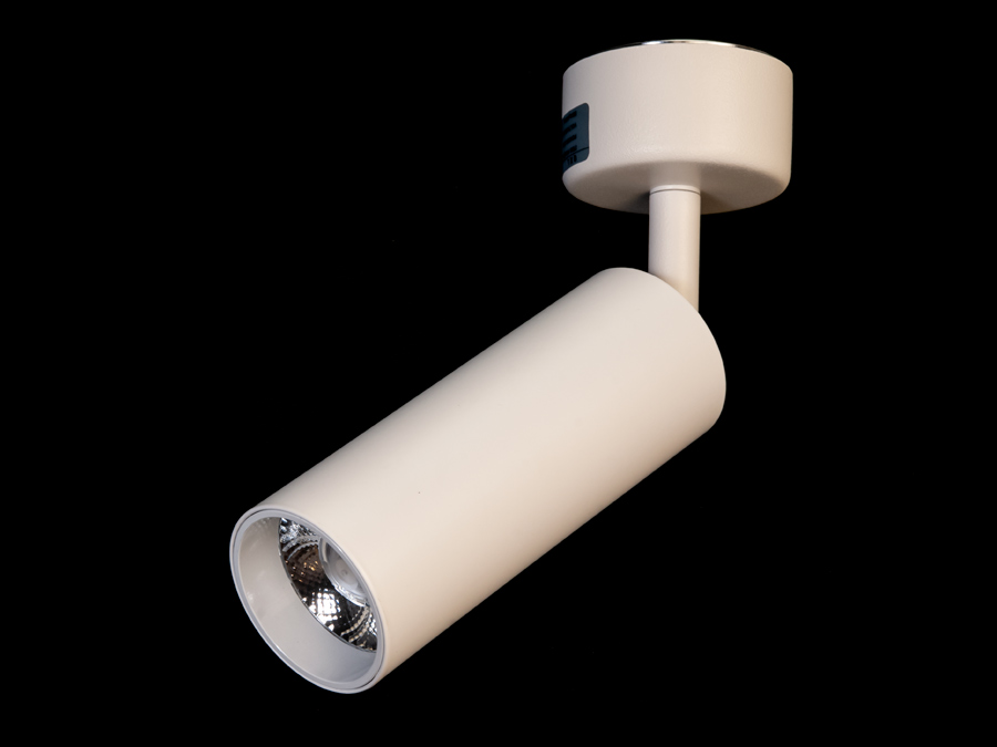 Накладні точкові світильники призначені для яскравого акцентного освітлення. Вони можуть ефектно висвітлити барну стійку, робочу поверхню, або наприклад вітрину магазину. Сувора стильна форма накладного точкового світильника гармонійно вписується в сучасні інтер'єри.
Строгість, простота і функціональність - три головні риси сучасного інтер'єру. Нові накладні точкові світильники від ТМ 