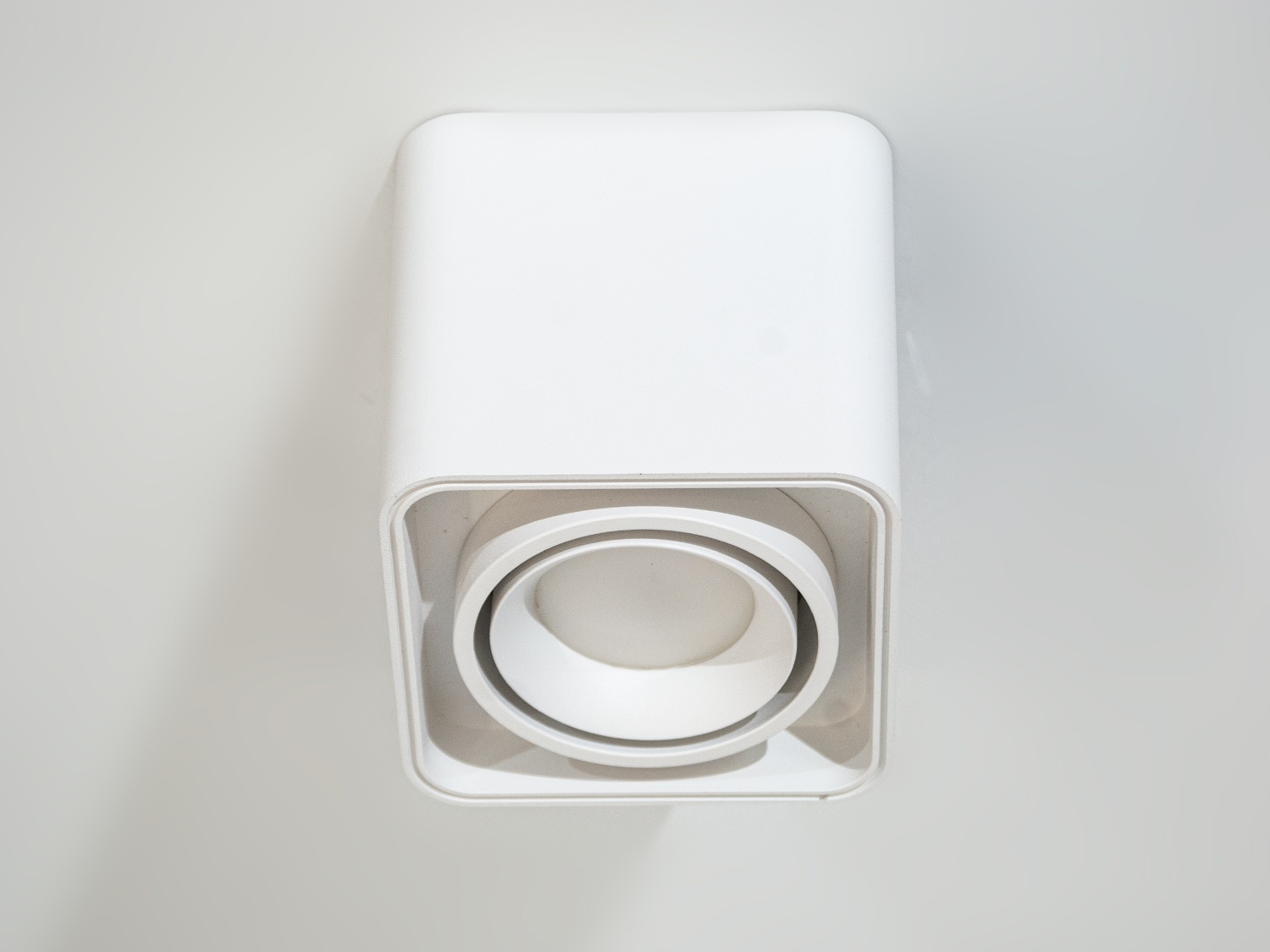 Накладний точковий поворотний світильник на натяжну стелю від ТМ 