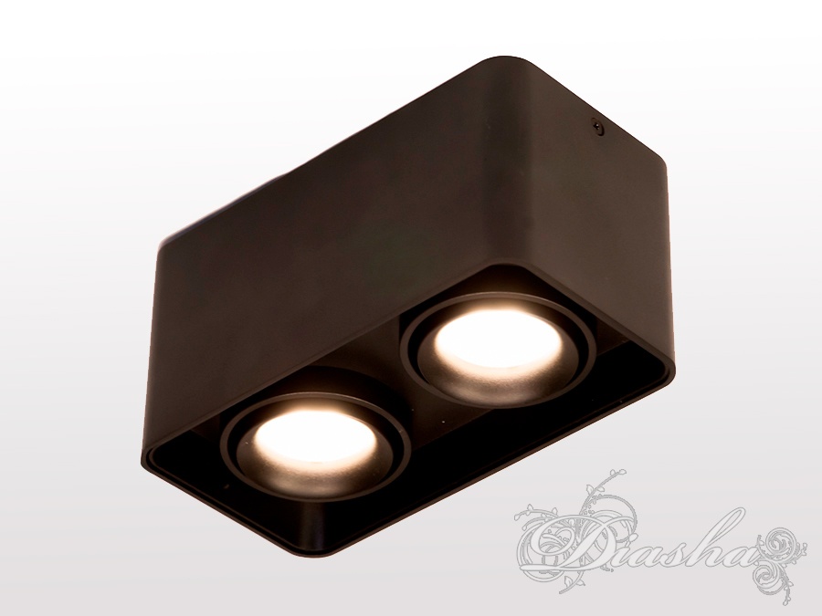 Накладні точкові світильники призначені для яскравого акцентного освітлення. Вони можуть ефектно висвітлити барну стійку, робочу поверхню, або наприклад вітрину магазину. Сувора стильна форма накладного точкового світильника гармонійно вписується в сучасні інтер'єри.
Строгість, простота і функціональність - три головні риси сучасного інтер'єру. Нові накладні точкові світильники від ТМ 