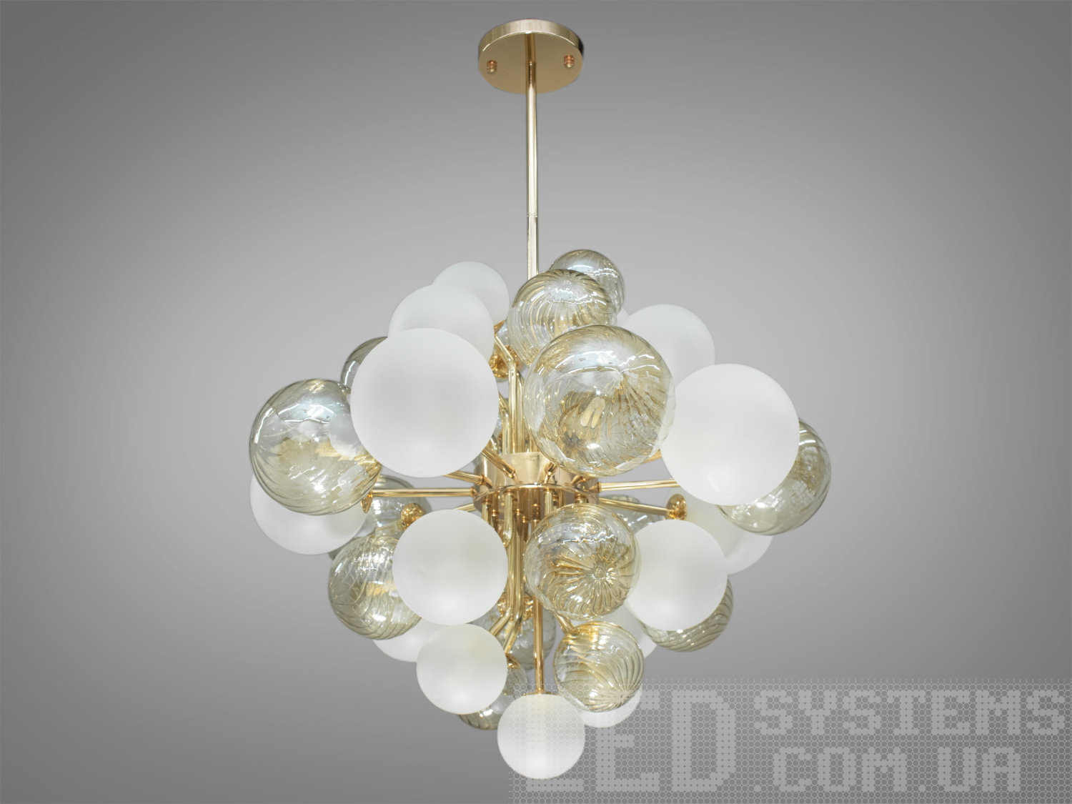 Незвичайна стельова люстра в стилі Loft має лаконічний і водночас дуже стильний дизайн, який підійде для поціновувачів мінімалізму та свободи думки в інтер'єрі.
Стиль &laquo;Лофт&raquo; зараз дуже популярний, його люблять як творчі особистості, так і вельми практичні люди, які віддають перевагу комфорту та простоті в інтер'єрі. Люстри в стилі &laquo;лофт&raquo; ідеально впишуться в сучасні будинки, квартири, кафе, арт-простір, коворкінги, квеструми. Матові акрилові плафони ідеально розсіяють світло від лампи будь-якого типу.
Ідеально для світлодіодних ламп.
Лампи до комплекту не входять.