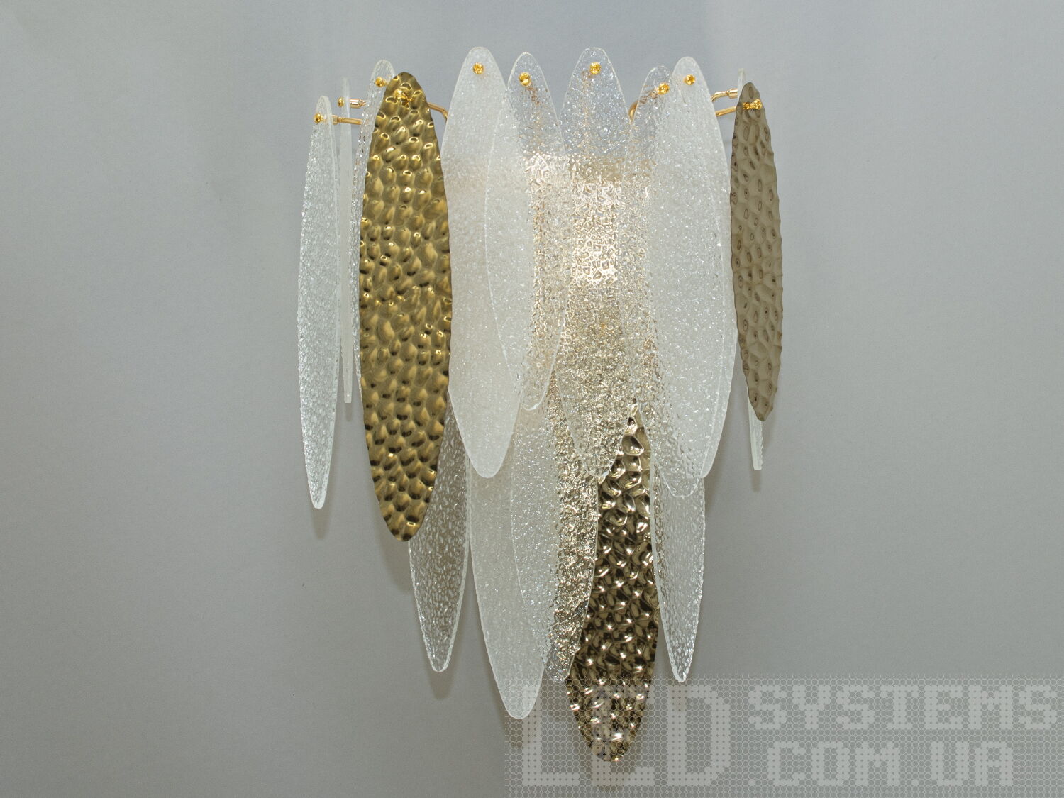 Настінний сучасний світильник -бра під класичну лампу світлойодну або економку, які ідеально підійдуть для невеликих кімнат. Вмикання-вимикання відбувається з настінного вимикача.&nbsp;Використовуються високоякісні матеріали метал та скло. Бра добре доповнять не лише класичні інтер'єри, а й сучасні.&nbsp;У класичний інтер'єр вони вносять нотки сучасності, а квартирі студії в стилі лофт дарують крапельку суворості та впорядкованості. Кріпиться до стіни, гіпсокартону або іншим настінним поверхностям.