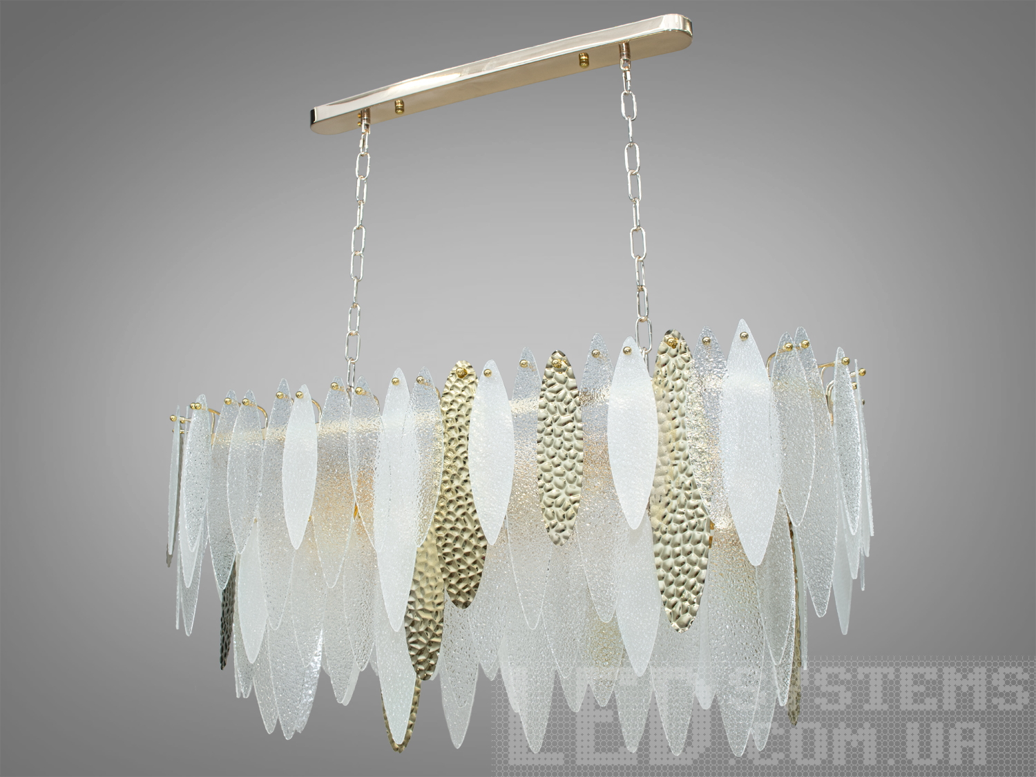 Люстра овальної форми для вітальні-їдальні під класичну лампу або економку, які ідеально підійдуть для невеликих кімнат, і навіть для низьких стель.&nbsp;На неї можна дивитися під будь-яким кутом, і не дивлячись на легкість конструкції люстри, ви завжди бачитимете лампи тільки через тоноване скло.&nbsp;У той же час все світло випромінюване лампами перевідбившись від поверхні скляних пелюсток поступово пошириться по приміщенню. Пропорції овальних люстр ідеально гармонують із великими обідніми столами.&nbsp;Люстра спеціально розрахована так, що максимум яскравого світла потрапить на стіл, а решта місця приміщення наповниться м'яким світлом розсіяним кришталевими матовими підвісками.&nbsp;Кришталева люстра під звичайну лампочку із цоколем Е14. Підходить для натяжних, підвісних, звичайних стель.&nbsp;
Увага. Вага люстри понад 8кг.