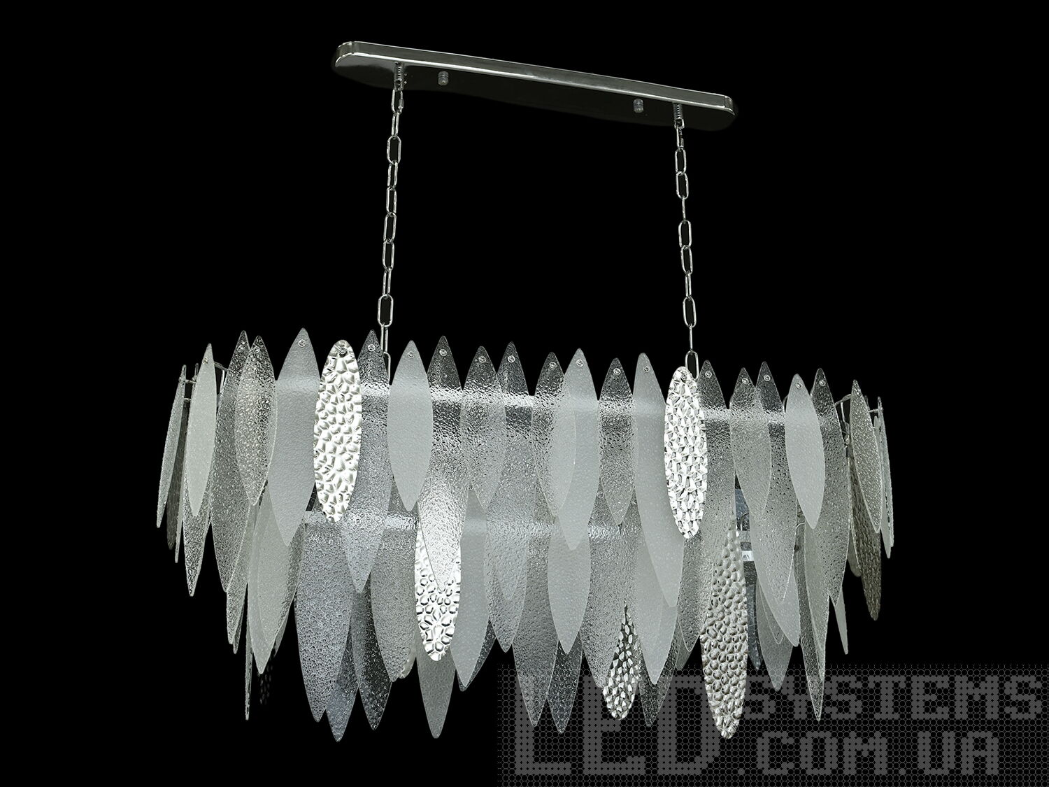 Незвичайна люстра овальної форми для вітальні-їдальні під класичну лампу або економку, які ідеально підійдуть для невеликих кімнат, і навіть для низьких стель. На неї можна дивитися під будь-яким кутом, і не дивлячись на легкість конструкції люстри, ви завжди бачитимете лампи тільки через тоноване скло. У той же час все світло випромінюване лампами перевідбившись від поверхні скляних пелюсток поступово пошириться по приміщенню. Пропорції овальних люстр ідеально гармонують із великими обідніми столами. Люстра спеціально розрахована так, що максимум яскравого світла потрапить на стіл, а решта місця приміщення наповниться м'яким світлом розсіяним кришталевими матовими підвісками. Кришталева люстра під звичайну лампочку із цоколем Е14. Підходить для натяжних, підвісних, звичайних стель.
Увага. Вага люстри понад 8кг.