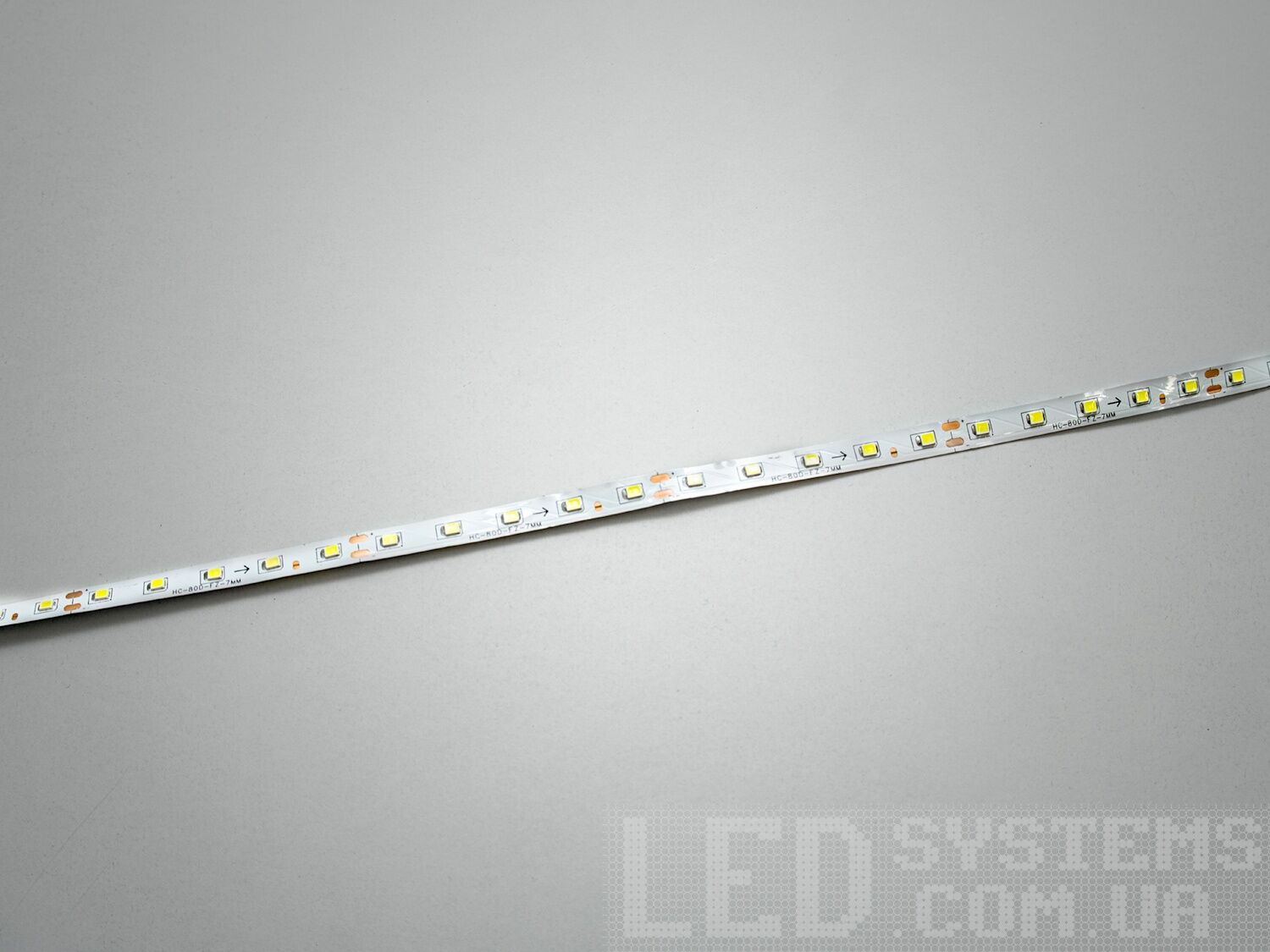 Світлодіодна стрічка для люстр. 
Стрічку можна нарізати сегментами завдовжки 6см. На кожному сегменті розташовано 5 світлодіодів.
Увага.
Для будь-якої довжини стрічки струм повинен бути в діапазоні від 200mA до 300mA.
При зміні довжини стрічки змінюється напруга живлення. З розрахунку 3.3 на кожний сегмент.
Струм загальний: 200-300mA.
Напруга на сегмент: 3.1-3.3V.
Потужність сегмента: до 1W.
Товар відправляється замовнику, тільки після повної оплати.
 strip 1 col 2p 3000K strip 1 col 2p 4500K strip 1 col 2p 6500K
&nbsp;