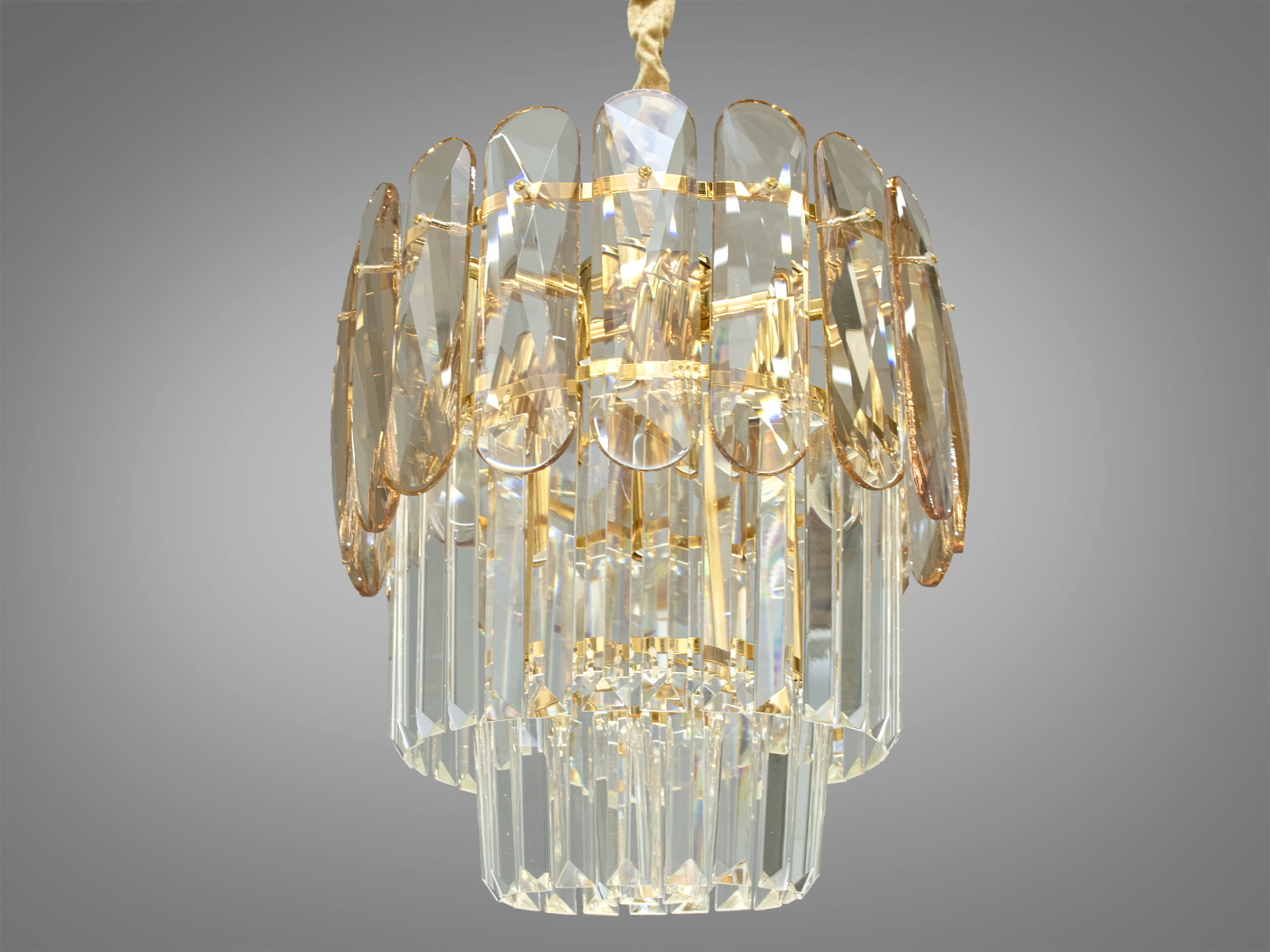 Сучасна кришталева люстра в спальню&nbsp;з металевим корпусом і кришталевими підвісками добре виглядатиме в інтер'єрі спальні, зали, вітальні, їдальні. У класичний інтер'єр вона вносить нотки сучасності та легкої грайливості, а квартирі студії в стилі лофт дарує крапельку строгості та впорядкованості. Висота люстри регулюється, завдяки чому підходить для невеликих кімнат та низьких стель. Стельове кріплення на планку універсальне та підходить для навісних, натяжних та звичайних стель. Кришталева люстра-підвіска під звичайні лампочки з цоколем Е14.&nbsp;
Увага. Вага люстри 7кг.