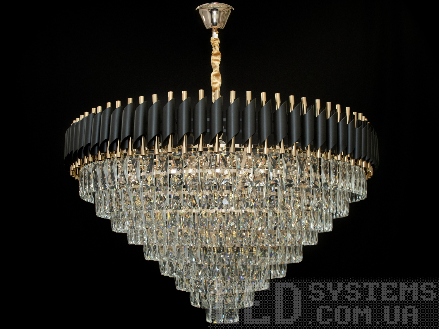 Современная хрустальная люстра в холл на 26 ламп с металлическим корпусом хорошо будет смотреться в интерьере зала, гостиной, столовой, холла. Высота люстры регулируется, благодаря чему подходит для низких потолков. Потолочное крепление на планку универсальное и подходит для навесных, натяжных и обычных потолков. Люстра-подвес под обычные лампочки с цоколем Е14.
Внимание. Вес люстры 21.5кг.