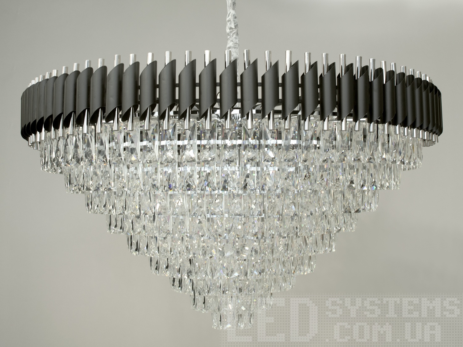 Современная хрустальная люстра для зала с металлическим корпусом хорошо будет смотреться в интерьере зала, гостиной, столовой&hellip; Высота люстры регулируется, благодаря чему подходит для низких потолков. Потолочное крепление на планку универсальное и подходит для навесных, натяжных и обычных потолков. Люстра-подвес под обычные лампочки с цоколем Е14.
Внимание. Вес люстры 21.5кг.