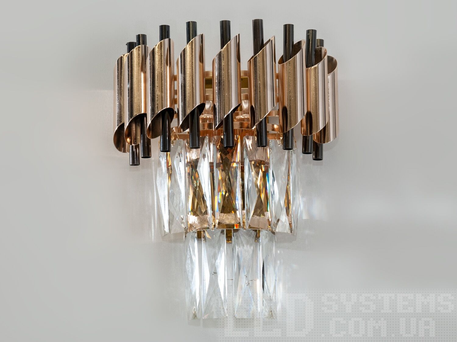 &nbsp;Настенный хрустальный светильник-бра под классическую лампу, светоиодную или экономку, которые идеально подойдут для небольших комнат. Используются высококачественные материалы металл и хрусталь окаймленный дугой из трубок словно най или флейта Пана, бра применяется для стильного современного интерьера. В классический интерьер они вносит нотки современности, а квартире студии в стиле лофт дарят капельку строгости и упорядоченности.