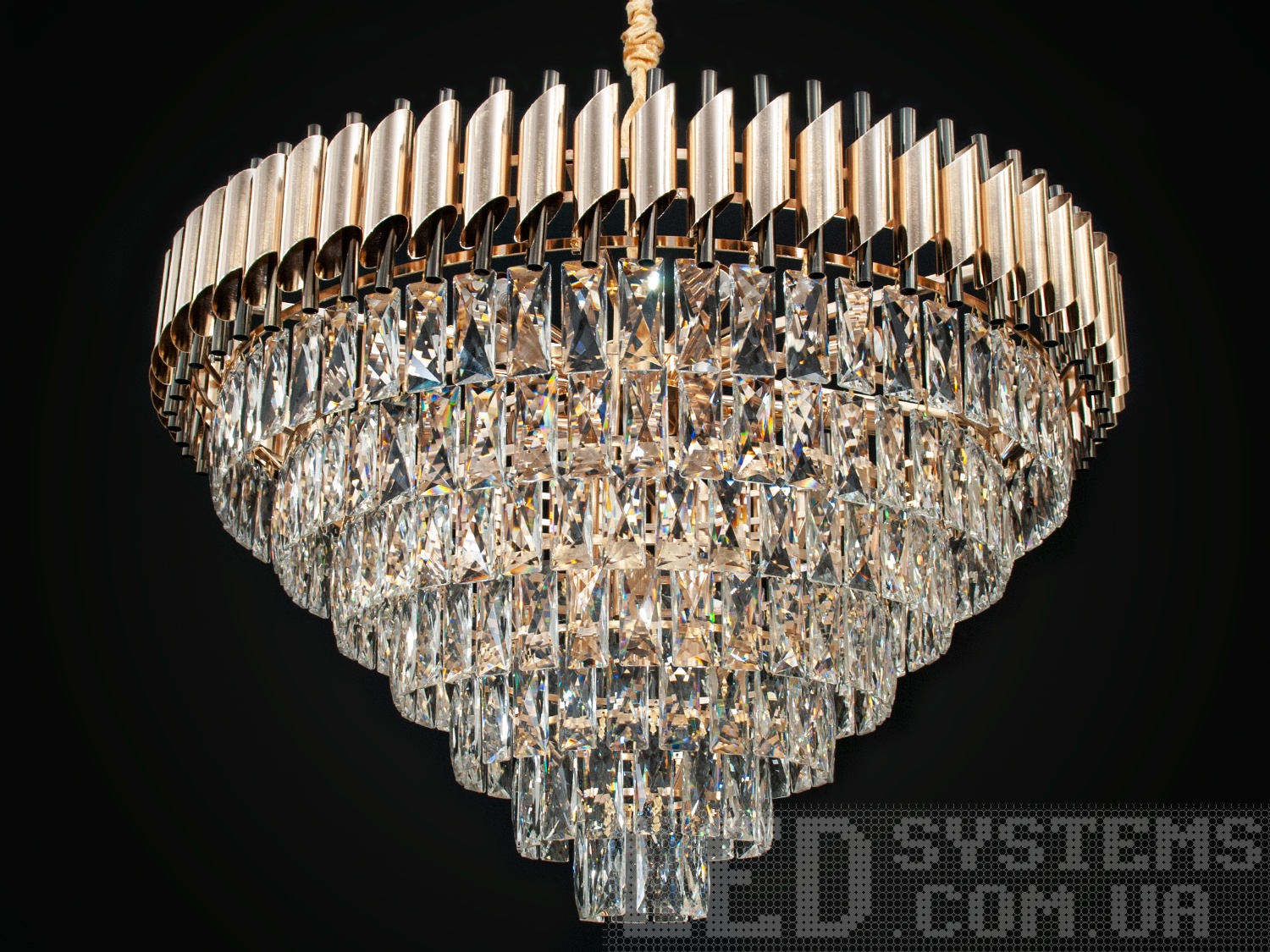 Люстра из хрусталя круглой формы&nbsp;в современном стиле золотистого цвета с металлическим корпусом хорошо будет смотреться в интерьере зала, гостиной, спальни, столовой&hellip; Высота люстры регулируется, благодаря чему подходит для низких потолков. В классический интерьер она вносит нотки современности, и легкой игривости, а квартире студии в стиле лофт дарит капельку строгости и упорядоченности. Потолочное крепление на планку универсальное и подходит для навесных, натяжных и обычных потолков. Люстра-подвес под обычные лампочки накаливания, экономки, или светодиодные лампы с цоколем Е14.
Внимание. Вес люстры 18,5кг.