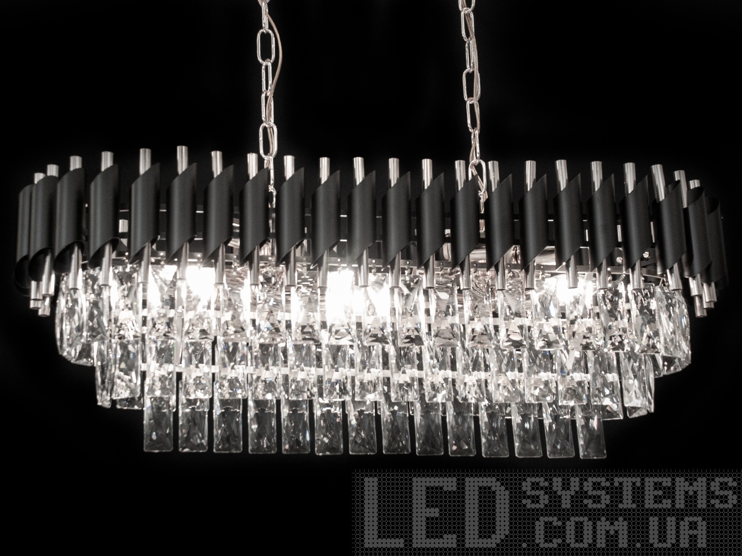 Хрустальная люстра овальной формы в современном стиле для столовой, гостиной, зала подходит также для продолговатых комнат. Пропорции овальных люстр идеально гармонируют с большими обеденными столами. Люстра специально расчитана так, что максимум яркого света попадёт на стол, а остальное пространство помещения наполнится мягким светом рассеяным хрустальными подвесками. Потолочное крепление на планку универсальное и подходит для навесных, натяжных и обычных потолков. Люстра-подвес под обычные лампочки накаливания, экономки, или светодиодные лампы с цоколем Е14.
Внимание. Вес люстры 12,5кг.
&nbsp;
&nbsp;