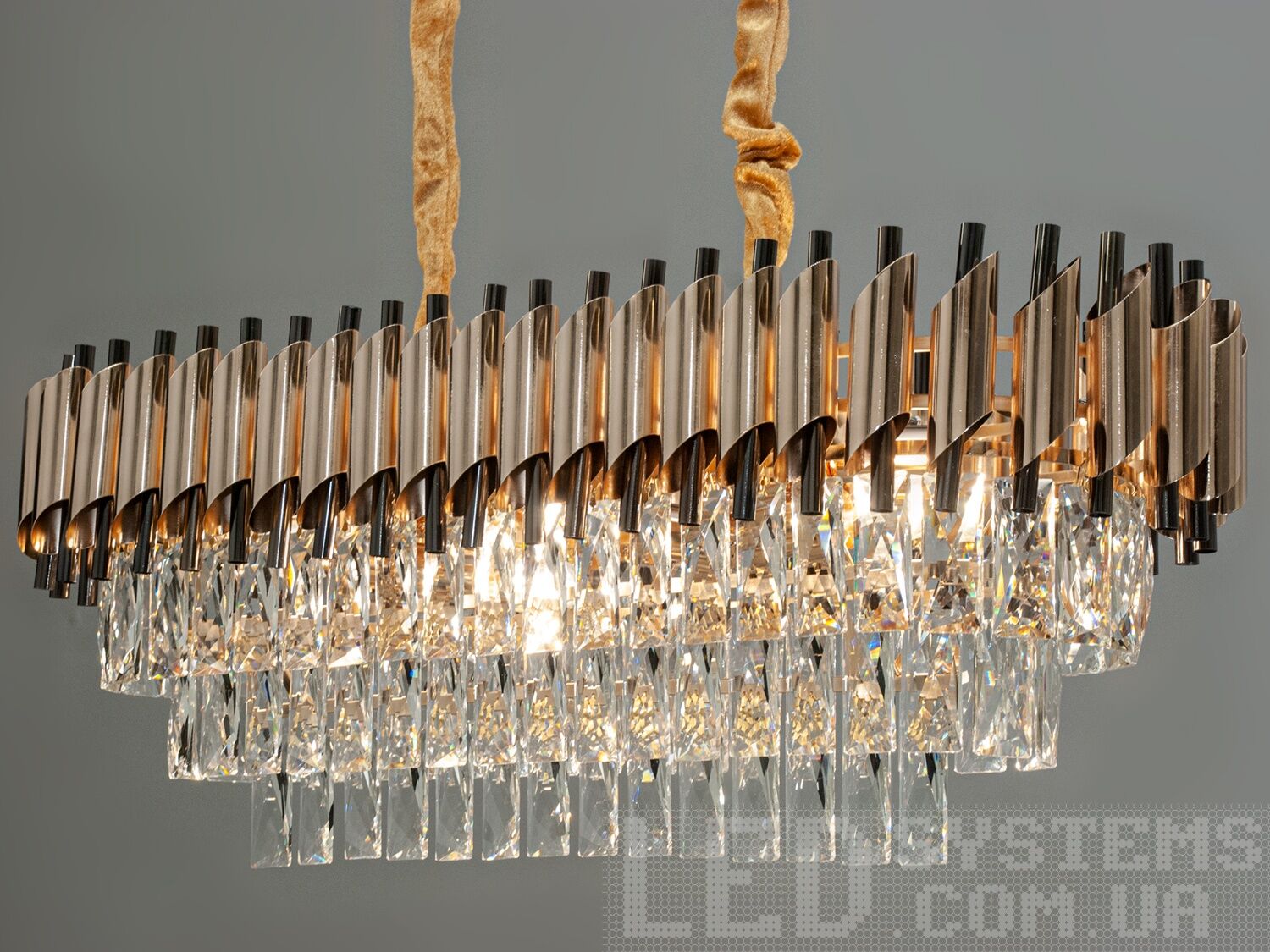 Хрустальная люстра овальной формы в современном стиле&nbsp;для столовой подходит также для продолговатых комнат. Изящная, окаймленная дугой из трубок с ярким многогранным хрусталем люстра для стильного современного интерьера. Пропорции овальных люстр идеально гармонируют с большими обеденными столами. Люстра специально расчитана так, что максимум яркого света попадёт на стол, а остальное пространство помещения наполнится мягким светом рассеяным хрустальными подвесками. Потолочное крепление на планку универсальное и подходит для навесных, натяжных и обычных потолков. Люстра-подвес под обычные лампочки накаливания, экономки, или светодиодные лампы с цоколем Е14.
Внимание. Вес люстры 12.5кг.