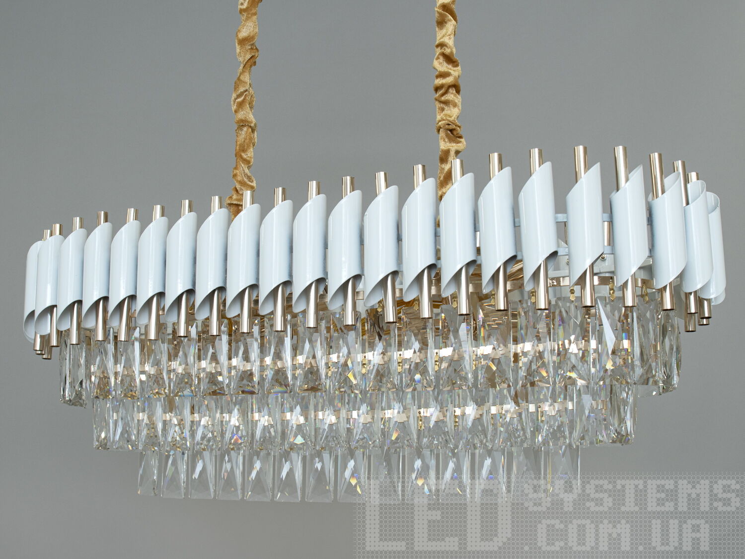 Хрустальная люстра овальной формы в современном стиле для столовой, гостиной, зала подходит также для продолговатых комнат. Пропорции овальных люстр идеально гармонируют с большими обеденными столами. Люстра специально расчитана так, что максимум яркого света попадёт на стол, а остальное пространство помещения наполнится мягким светом рассеяным хрустальными подвесками. Потолочное крепление на планку универсальное и подходит для навесных, натяжных и обычных потолков.
Люстра-подвес под обычные лампочки накаливания, экономки, или светодиодные лампы с цоколем Е14.
Внимание. Вес люстры 11кг.
&nbsp;
&nbsp;