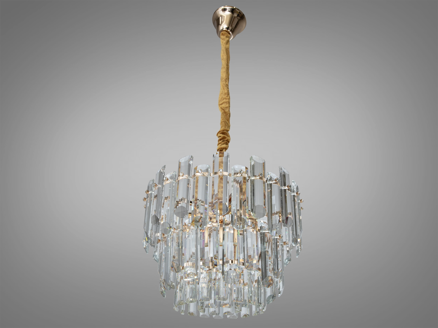 Елітна кришталева люстра для сходового холу буде добре виглядати в інтер'єрі зали, вітальні, спальні, кухні-їдальні. Також застосовується в інтер'єр банкетного чи концертного залу, ресторану чи готелю.
На неї можна дивитися під будь-яким кутом, і не дивлячись на легкість конструкції люстри, ви завжди бачитимете лампи тільки через кришталь. У класичний інтер'єр вона вносить нотки сучасності та легкої грайливості, а квартирі студії у стилі лофт дарує крапельку суворості та впорядкованості. Кожен елемент цієї світлової композиції ретельно вибраний і розташований, щоб створити захоплюючий ефект.
Висота люстри регулюється завдяки чому підходить для невеликих кімнат та низьких стель. Люстра-підвіс під звичайні лампочки розжарювання, економки або світлодіодні лампи із цоколем Е14.
Увага. Вага люстри 14кг.
Лампи до комплекту не входять.