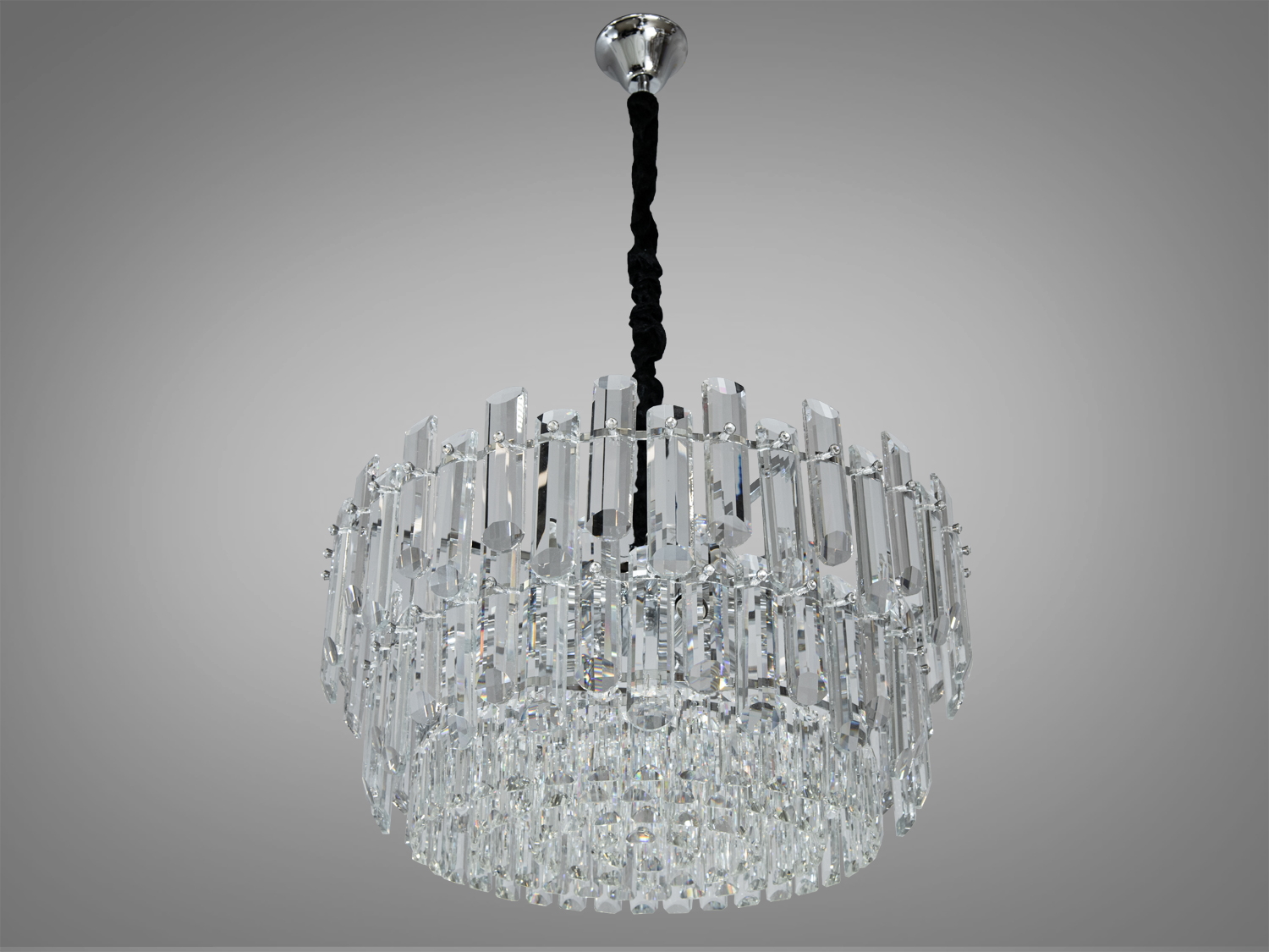 Вишукана кришталева люстра на кухню-студію добре виглядатиме в інтер'єрі зали, вітальні, спальні, кухні-їдальні. Також застосовується в інтер'єр банкетного чи концертного залу, ресторану чи готелю.
На неї можна дивитися під будь-яким кутом, і не дивлячись на легкість конструкції люстри, ви завжди бачитимете лампи тільки через кришталь. У класичний інтер'єр вона вносить нотки сучасності та легкої грайливості, а квартирі студії у стилі лофт дарує крапельку суворості та впорядкованості. Кожен елемент цієї світлової композиції ретельно вибраний і розташований, щоб створити захоплюючий ефект.
Висота люстри регулюється завдяки чому підходить для невеликих кімнат та низьких стель. Люстра-підвіс під звичайні лампочки розжарювання, економки або світлодіодні лампи із цоколем Е14.
Увага. Вага люстри 15.2 кг.
Лампи до комплекту не входять.