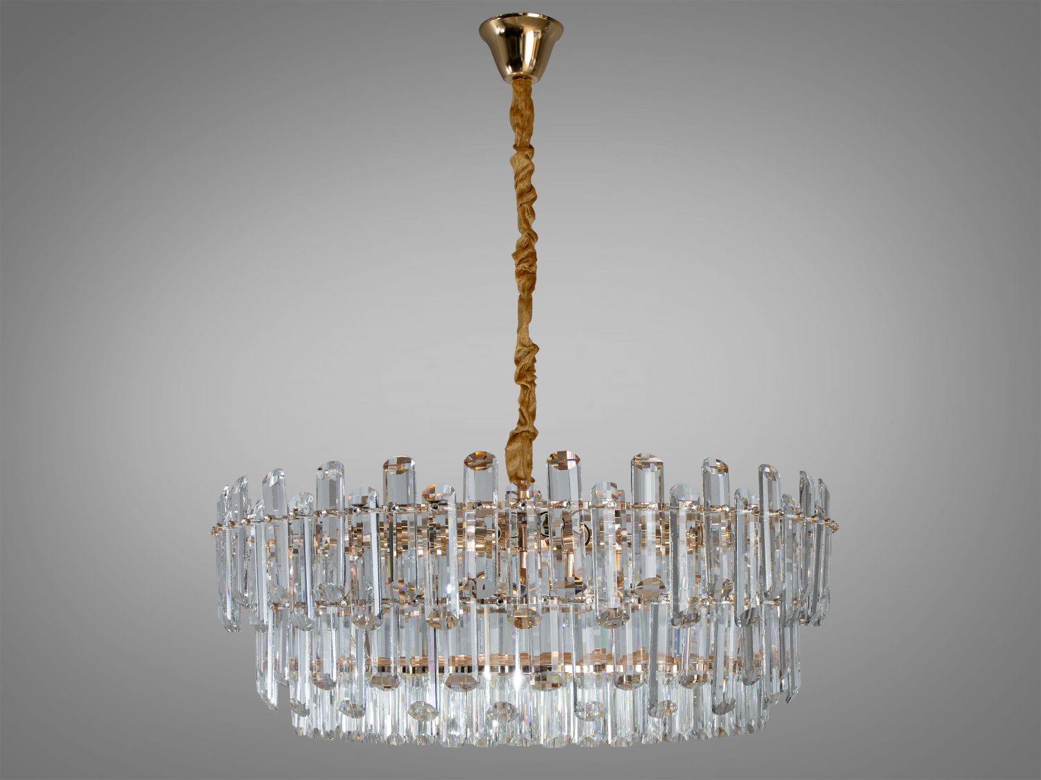 Сучасна кришталева люстра у вітальню добре виглядатиме в інтер'єрі зали, вітальні, спальні, кухні-їдальні. Також застосовується в інтер'єр банкетного чи концертного залу, ресторану чи готелю.
На неї можна дивитися під будь-яким кутом, і не дивлячись на легкість конструкції люстри, ви завжди бачитимете лампи тільки через кришталь. У класичний інтер'єр вона вносить нотки сучасності та легкої грайливості, а квартирі студії у стилі лофт дарує крапельку суворості та впорядкованості. Кожен елемент цієї світлової композиції ретельно вибраний і розташований, щоб створити захоплюючий ефект.
Висота люстри регулюється завдяки чому підходить для невеликих кімнат та низьких стель. Люстра-підвіс під звичайні лампочки розжарювання, економки або світлодіодні лампи із цоколем Е14.
Увага. Вага люстри 19.8 кг.
Лампи до комплекту не входять.