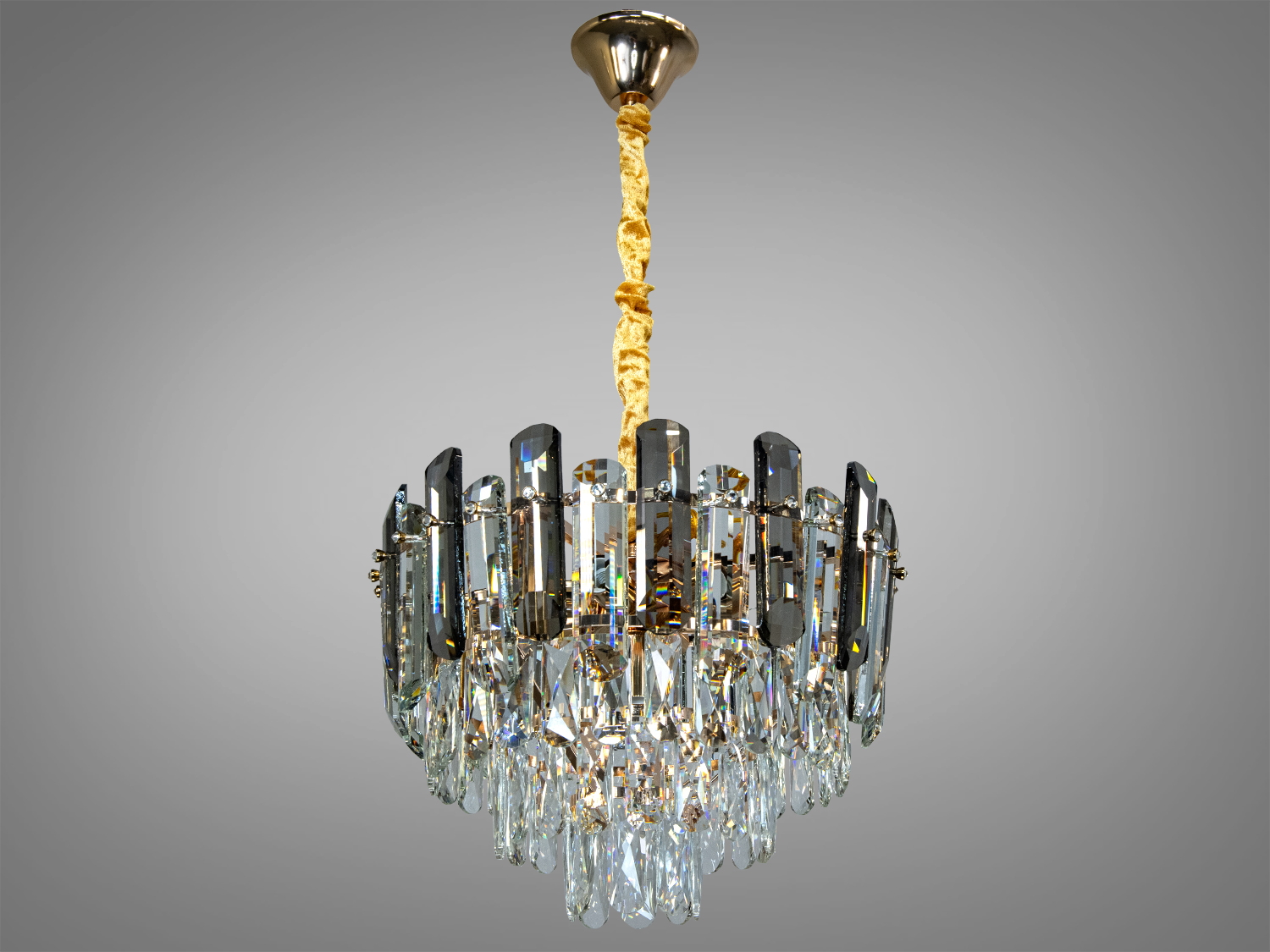 Елегантна кришталева люстра Diasha з золотими підвісами, ідеальна для класичного інтер′єру.