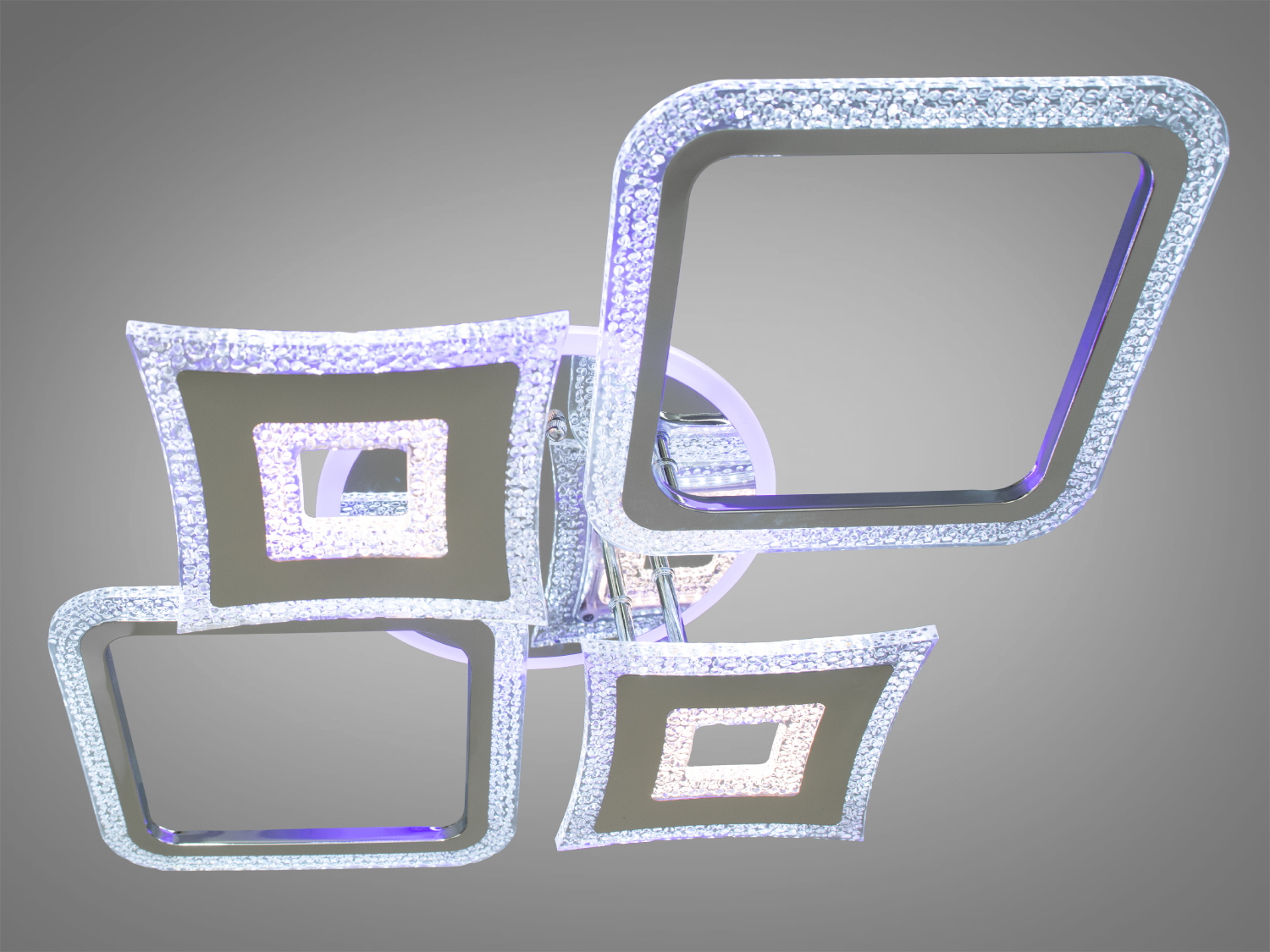 Невелика лед люстра на кухню з диммером, з пультом, з LED підсвічуванням підходить на площу приміщення приблизно 12 кв.м. Застосовується для зали, вітальні, спальні, дитячої, оскільки відсутні скляні елементи.
Світлодіодна люстра має кілька режимів: холодний 6000К, нейтральний 4100К, теплий 3200К, включення-вимикання, кольорове підсвічування. Люстра має електронний димер, що дозволяє регулювати яскравість люстри від 5% до 100% за допомогою пульта, що входить до комплекту.
Плафони виготовлені з прозорого акрилу з декоративними бульбашками. Через прозорі акрилові плафони просвічує колір стелі, причому включена люстра залишить на стелі неповторний візерунок, до того ж цей матеріал дуже міцний - його важко пошкодити.
Кріпиться до стелі будь-якого типу універсальним кріпленням на монтажну планку.