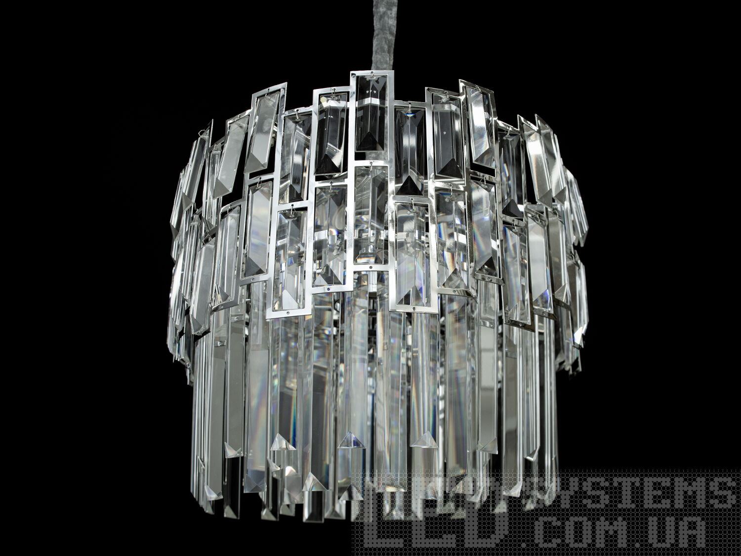 Стильна класична люстра на 7 ламп застосовується у квартири, будинки, для вітальні чи спальні, банкетного чи концертного залу, ресторану чи готелю.

Люстра ідеально підійде для невеликих кімнат і навіть для низьких стель.

Кришталева люстра під лампу розжарювання, економку або світлодіодну з цоколем Е14. Стельове кріплення на планку універсальне та підходить для навісних, натяжних та звичайних стель.
         
Увага. Вага люстри понад 8кг.

Лампи до комплекту не входять.