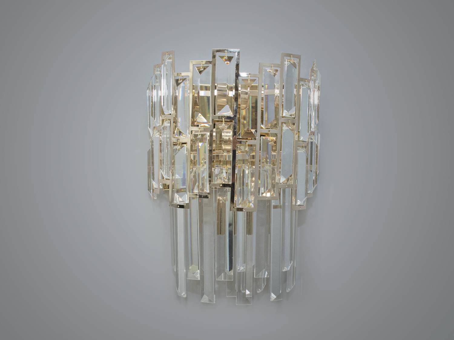 Настінний кришталевий світильник-бра для спальні представлений для стильного сучасного або класичного інтер'єру. Бра під класичну лампу, світлоїодну або економку, які ідеально підійдуть для невеликих кімнат.&nbsp;
Блиск та переливи справжнього кришталю зачаровують. Нові настінні світильники виконані в класичному стилі та розраховані на 3 лампи з цоколем Е14.&nbsp;
Кріпиться до будь-якого типу настінних поверхонь універсальним кріпленням на планку.