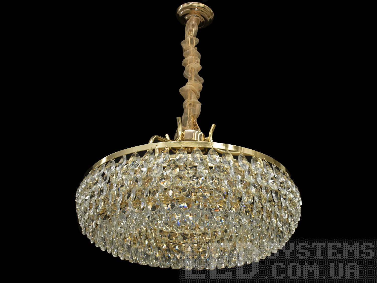Кришталева люстра у вітальню в сучасному стилі на 8 ламп з металевим корпусом та кришталевими підвісами добре виглядатиме в інтер'єрі зали, вітальні, спальні, їдальні. Висота люстри регулюється, завдяки чому підходить для невеликих кімнат та низьких стель. У класичний інтер'єр вона вносить нотки сучасності та легкої грайливості, а квартирі студії в стилі лофт дарує крапельку строгості та впорядкованості. Стельове кріплення на планку універсальне та підходить для навісних, натяжних та звичайних стель. Люстра-підвіс під звичайні лампочки розжарювання, економки або світлодіодні лампи з цоколем Е14.
Увага. Вага люстри понад 10кг.