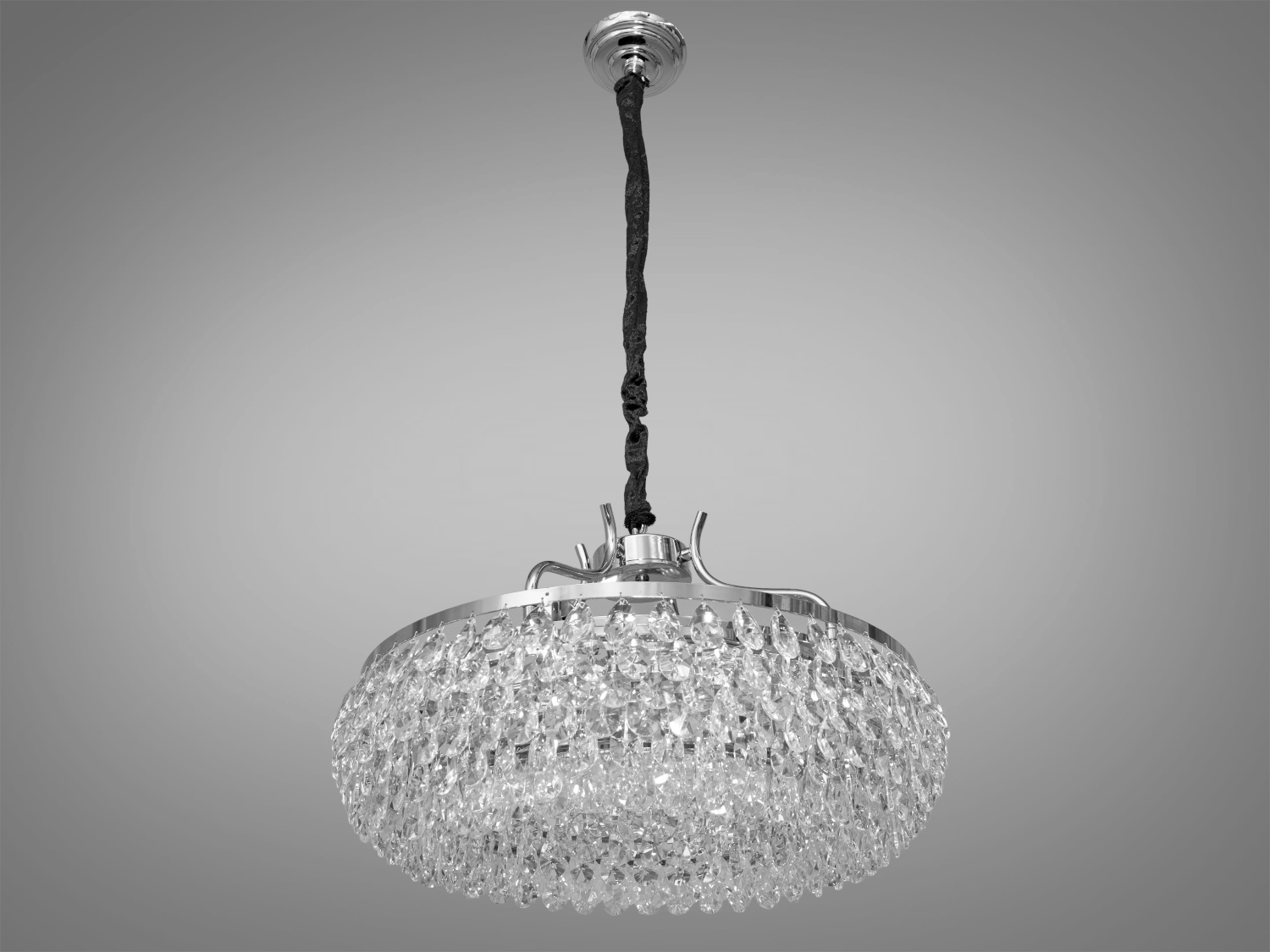 Кришталева люстра в їдальню в класичному стилі на 8 ламп з металевим корпусом і кришталевими підвісами добре виглядатиме в інтер'єрі зали, вітальні, спальні, їдальні. Висота люстри регулюється, завдяки чому підходить для невеликих кімнат та низьких стель. У класичний інтер'єр вона вносить нотки сучасності та легкої грайливості, а квартирі студії в стилі лофт дарує крапельку строгості та впорядкованості. Стельове кріплення на планку універсальне та підходить для навісних, натяжних та звичайних стель. Люстра-підвіс під звичайні лампочки розжарювання, економки або світлодіодні лампи з цоколем Е14.
Увага. Вага люстри понад 10кг.