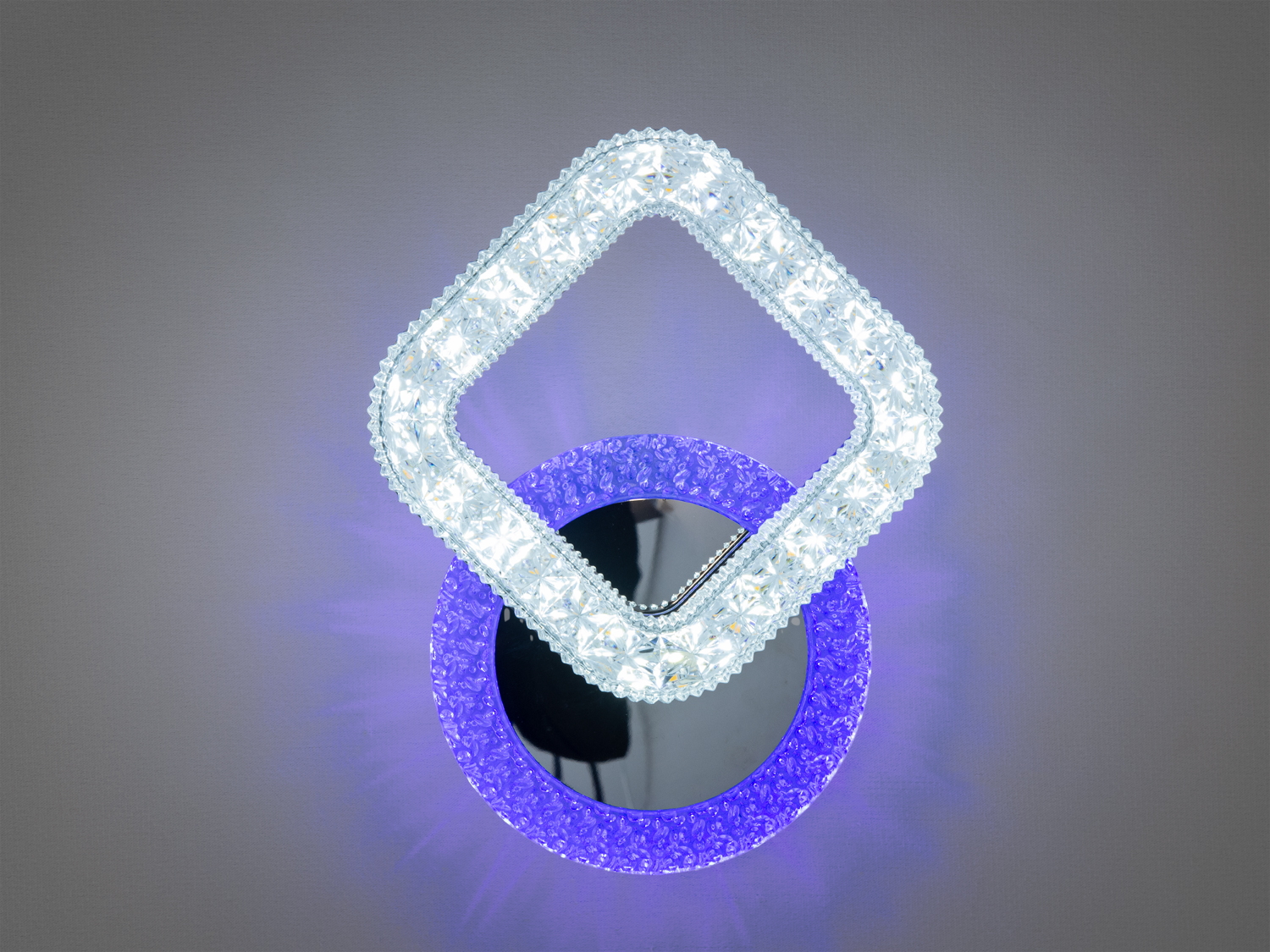 Стильне настінне світлодіодне бра 2205-1HR у хромі з ромбоподібним LED-каркасом і фіолетовим підсвічуванням.