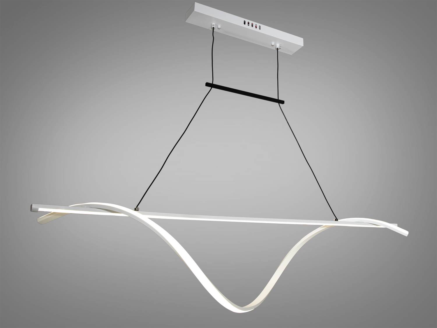 Сучасна LED люстра у вітальню у стилі Loft також ідеально підійде як для ресторанів з люстрами, що висять над столиками, так і для квартир із сучасним дизайном, створюючи атмосферу самотності та комфорту. Яскраве світло повинне бути тільки там, де це дійсно необхідно, а решта простору має наповнюватися м'яким, що доповнює світлом.
Світильник при кожному включенні/вимкненні змінюється відтінком світла &ndash; від теплого до холодного і нейтрального, створюючи ідеальну атмосферу.
Висота цих люстр легко регулюється завдяки тросикам, що дозволяє ідеально підлаштувати розташування світла. Розсіювач із силікону гарантує безпеку в експлуатації - він не б'ється і не нагрівається. Алюмінієвий корпус ефективно відводить тепло від світлодіодів, подовжуючи термін служби. Кріплення на монтажну планку універсальне та підходить для стель будь-якого типу.
2262-120WH