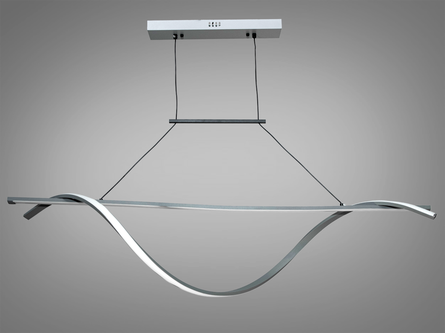 Стильна LED люстра у кухню-студію також ідеально підійде як для ресторанів з люстрами, що висять над столиками, так і для квартир із сучасним дизайном, створюючи атмосферу самотності та комфорту. Яскраве світло повинне бути тільки там, де це дійсно необхідно, а решта простору має наповнюватися м'яким, що доповнює світлом.
Світильник при кожному включенні/вимкненні змінюється відтінком світла &ndash; від теплого до холодного і нейтрального, створюючи ідеальну атмосферу.
Висота цих люстр легко регулюється завдяки тросикам, що дозволяє ідеально підлаштувати розташування світла. Розсіювач із силікону гарантує безпеку в експлуатації - він не б'ється і не нагрівається. Алюмінієвий корпус ефективно відводить тепло від світлодіодів, подовжуючи термін служби. Кріплення на монтажну планку універсальне та підходить для стель будь-якого типу.