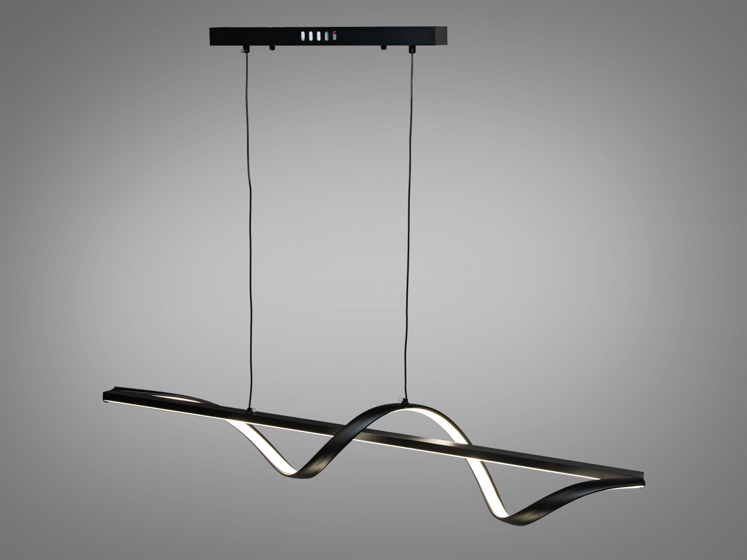 Підвісна світлодіодна люстра на кухню також ідеально підійде як для ресторанів з люстрами, що висять над столиками, так і для квартир з сучасним дизайном, створюючи атмосферу самотності та комфорту. Яскраве світло повинне бути тільки там, де це дійсно необхідно, а решта простору має наповнюватися м'яким, що доповнює світлом.
Світильник при кожному включенні/вимкненні змінюється відтінком світла &ndash; від теплого до холодного і нейтрального, створюючи ідеальну атмосферу.
Висота цих люстр легко регулюється завдяки тросикам, що дозволяє ідеально підлаштувати розташування світла. Розсіювач із силікону гарантує безпеку в експлуатації - він не б'ється і не нагрівається. Алюмінієвий корпус ефективно відводить тепло від світлодіодів, подовжуючи термін служби. Кріплення на монтажну планку універсальне та підходить для стель будь-якого типу.