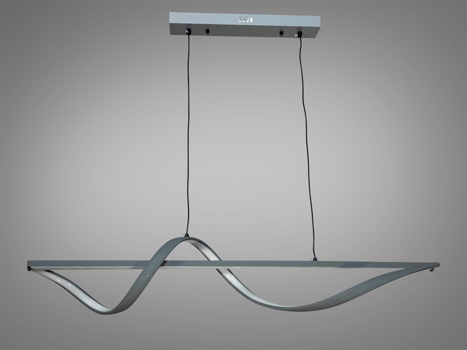 Лаконічна LED-люстра для барної стійки також ідеально підійде як для ресторанів з люстрами, що висять над столиками, так і квартир з сучасним дизайном, створюючи атмосферу самотності та комфорту. Яскраве світло повинне бути тільки там, де це дійсно необхідно, а решта простору має наповнюватися м'яким, що доповнює світлом.
Світильник при кожному включенні/вимкненні змінюється відтінком світла &ndash; від теплого до холодного і нейтрального, створюючи ідеальну атмосферу.
Висота цих люстр легко регулюється завдяки тросикам, що дозволяє ідеально підлаштувати розташування світла. Розсіювач із силікону гарантує безпеку в експлуатації - він не б'ється і не нагрівається. Алюмінієвий корпус ефективно відводить тепло від світлодіодів, подовжуючи термін служби. Кріплення на монтажну планку універсальне та підходить для стель будь-якого типу.