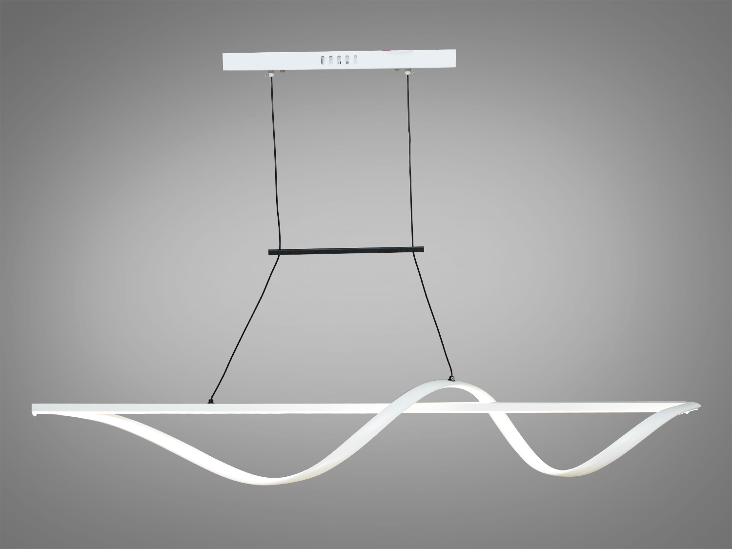 Подовжена LED люстра у сучасному стилі також ідеально підійде як для ресторанів з люстрами, що висять над столиками, так і для квартир із сучасним дизайном, створюючи атмосферу самотності та комфорту. Яскраве світло повинне бути тільки там, де це дійсно необхідно, а решта простору має наповнюватися м'яким, що доповнює світлом.
Світильник при кожному включенні/вимкненні змінюється відтінком світла &ndash; від теплого до холодного і нейтрального, створюючи ідеальну атмосферу.
Висота цих люстр легко регулюється завдяки тросикам, що дозволяє ідеально підлаштувати розташування світла. Розсіювач із силікону гарантує безпеку в експлуатації - він не б'ється і не нагрівається. Алюмінієвий корпус ефективно відводить тепло від світлодіодів, подовжуючи термін служби. Кріплення на монтажну планку універсальне та підходить для стель будь-якого типу.