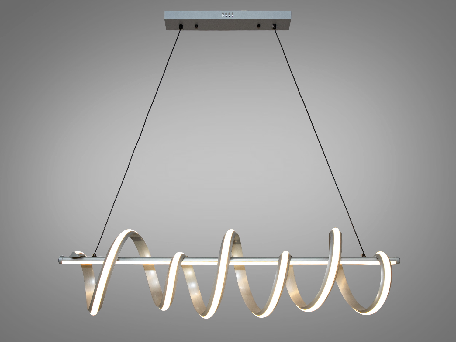 Підвісна&nbsp;світлодіодна люстра спіраллю в кухню також ідеально підійде як для ресторанів з люстрами, що висять над столиками, так і квартир з сучасним дизайном, створюючи атмосферу самотності та комфорту. Яскраве світло повинне бути тільки там, де це дійсно необхідно, а решта простору має наповнюватися м'яким, що доповнює світлом.
Світильник при кожному включенні/вимкненні змінюється відтінком світла &ndash; від теплого до холодного і нейтрального, створюючи ідеальну атмосферу.
Висота цих люстр легко регулюється завдяки тросикам, що дозволяє ідеально підлаштувати розташування світла. Розсіювач із силікону гарантує безпеку в експлуатації - він не б'ється і не нагрівається. Алюмінієвий корпус ефективно відводить тепло від світлодіодів, подовжуючи термін служби. Кріплення на монтажну планку універсальне та підходить для стель будь-якого типу.