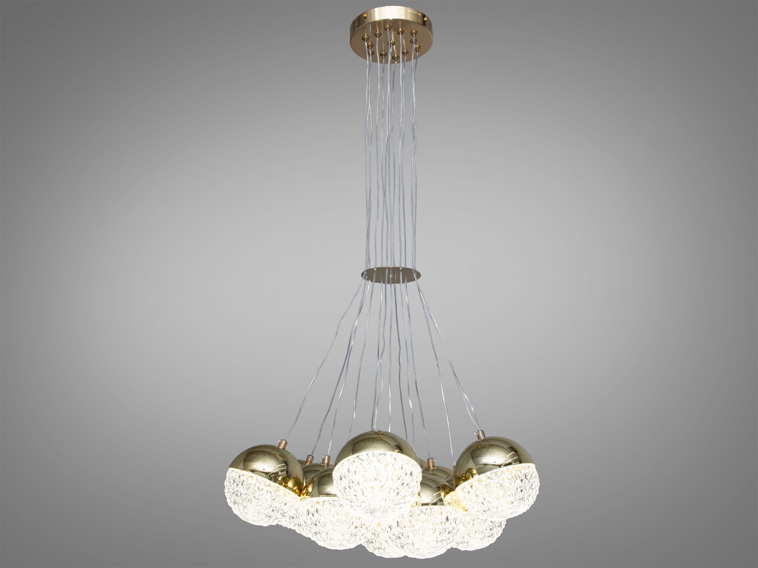 Сучасна світлодіодна люстра для зали з незвичайним виконанням плафонів, завдяки яким люстра має м'яке розсіяне світло.
Така люстра легко підійде під будь-який інтер'єр &ndash; класичний, сучасний і навіть у стилі Лофт.Підходить для підсвічування робочої та обідньої поверхні у сучасні будинки, квартири, а також кафе, арт-простори, коворкінги, квеструми.
Перемикання спектрів світіння здійснюється простим вимкненням-вмиканням.
Кріпиться до стелі будь-якого типу універсальним кріпленням на монтажну планку.