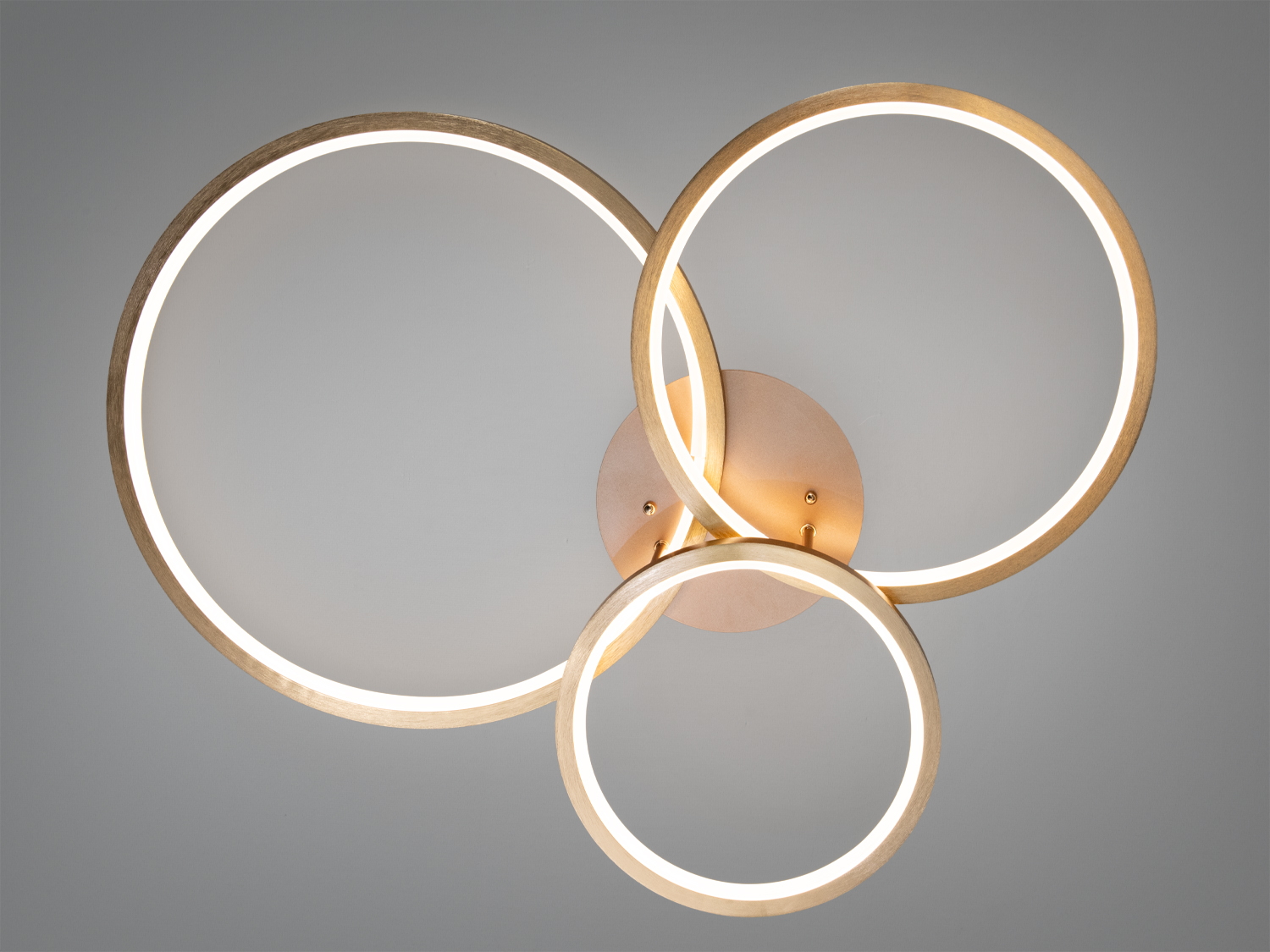 Потолочна LED люстра Diasha 3 кільця золото 85Вт з пультом дистанційного керування для кімнат близько 15 м². Регулювання яскравості та рівномірне світло.