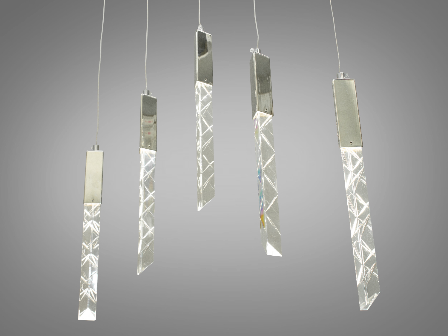 Унікальна світлодіодна люстра-підвіс для барної стійки на 5 підвісів у стильному виконанні добре виглядатиме в інтер'єрі вітальні або зали, ресторану або сходового холу.
Яскраве світло повинне бути тільки там де воно дійсно потрібне, а решта має висвітлюватися легким світлом, що заповнює. Саме для створення якісного локального освітлення ми пропонуємо використовувати ці світильники.
Кріпиться до стелі будь-якого типу універсальним кріпленням на монтажну планку.