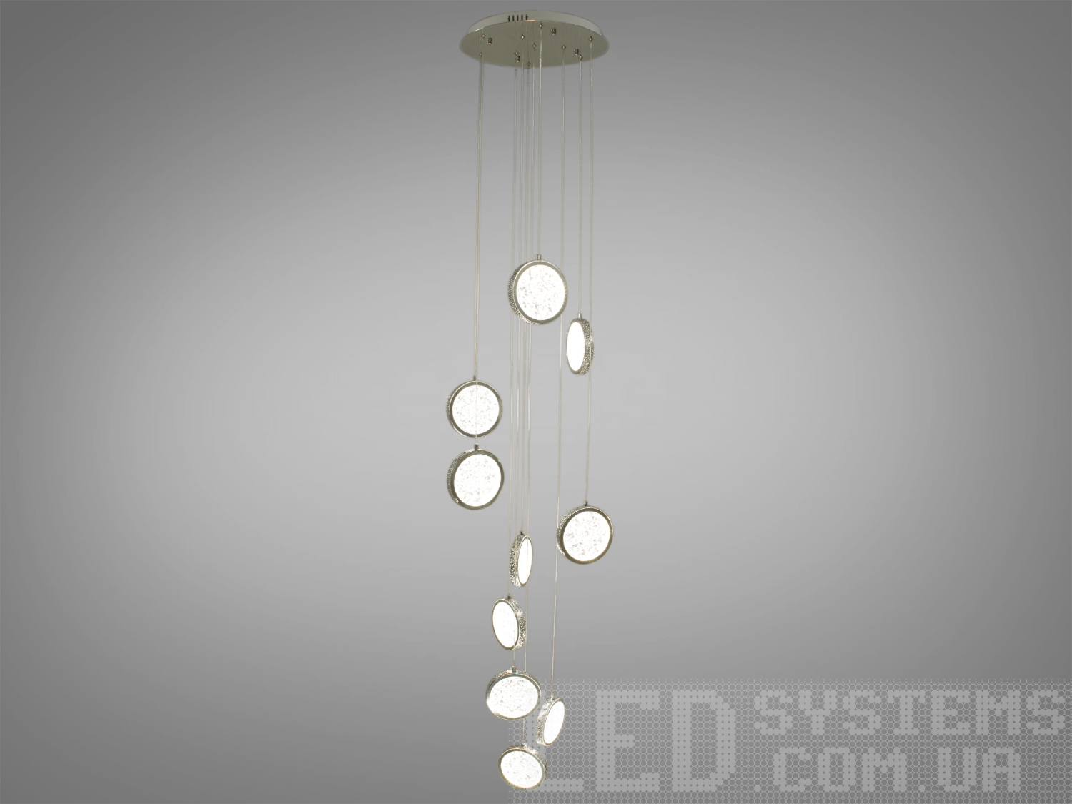 Стильна каскадна LED люстра для високих стель на 18 підвісів у сучасному виконанні добре виглядатиме в інтер'єрі вітальні або зали, ресторану або великого сходового холу.
Яскраве світло повинне бути тільки там де воно дійсно потрібне, а решта має висвітлюватися легким світлом, що заповнює. Саме для створення якісного локального освітлення ми пропонуємо використовувати ці світильники.
Кріпиться до стелі будь-якого типу універсальним кріпленням на монтажну планку.