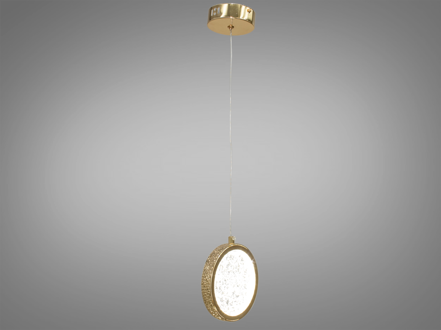 Сучасний Лед світильник-підвіс у спальню в стильному сучасному виконанні добре виглядатиме в інтер'єрі вітальні або зали, ресторану або кухні з акцентом на барну стійку або обідній стіл.
Яскраве світло повинне бути тільки там де воно дійсно потрібне, а решта має висвітлюватися легким світлом, що заповнює, яке створює затишок і відчуття усамітнення. Саме для створення якісного локального освітлення ми пропонуємо використовувати ці світильники. Ви завжди будете в захваті від світла даних LED-підвісів.
Кріпиться до стелі будь-якого типу універсальним кріпленням на монтажну планку.