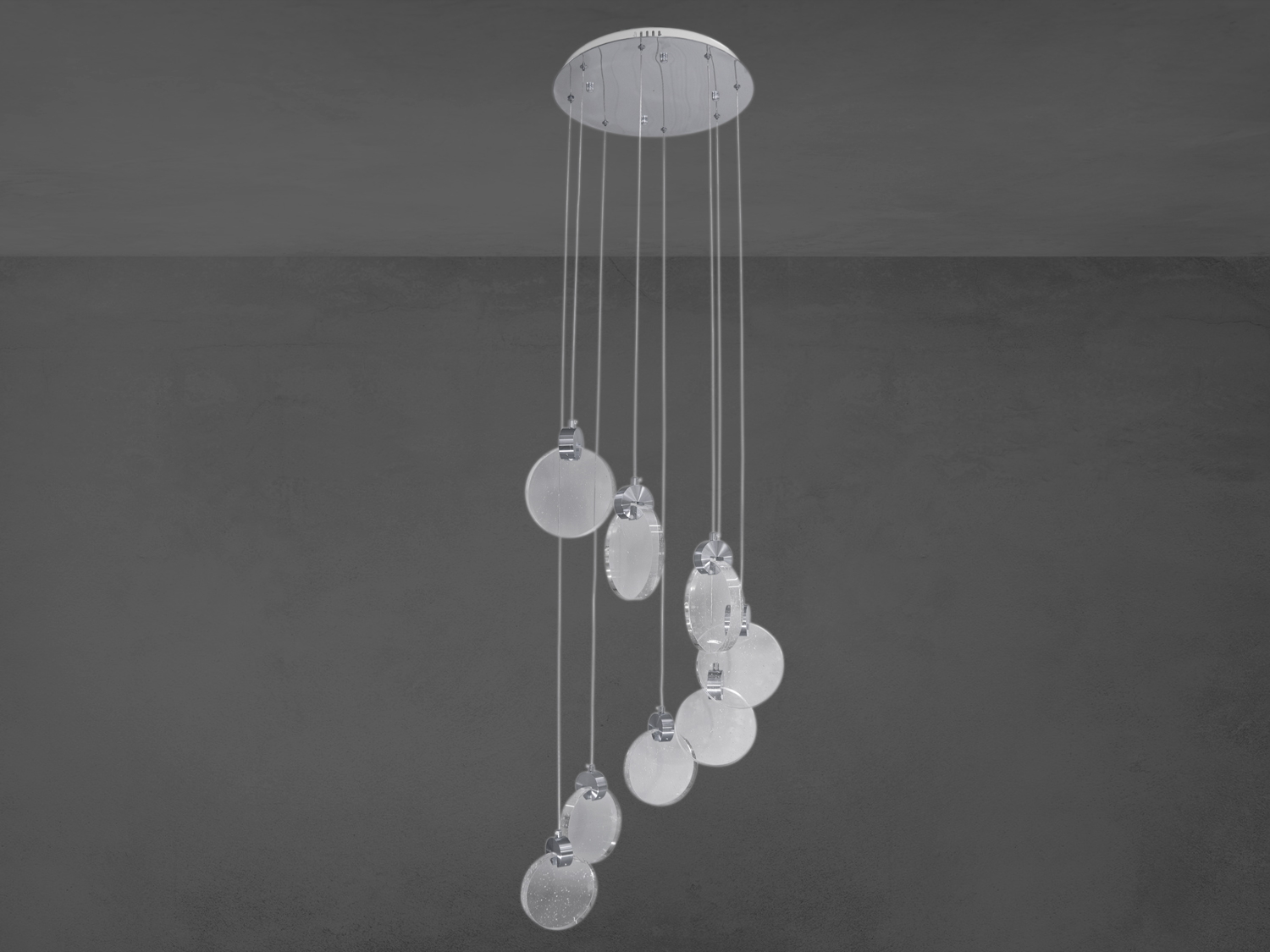 Каскадна LED люстра для сходового холу на 8 підвісів у сучасному виконанні добре виглядатиме в інтер'єрі вітальні або зали, ресторану або великого сходового холу.
Основа цієї люстри має круглу форму та виготовлена ​​з металу. Від центральної частини вниз витягуються тонкі, майже невидимі провідники, на кінцях яких розташовані декоративні краплі, що імітують, елементи. Кожна з цих &laquo;крапель&raquo; унікальна, у середині скляних крапель є безліч дрібних бульбашок повітря, які чудово розсіюють світло, створюючи ефект блискучого свічення.
Яскраве світло повинне бути тільки там, де воно дійсно потрібне, а решта має освітлюватися заповнюючим легким світлом. Для створення якісного локального освітлення ми пропонуємо використовувати ці світильники.
Завдяки своїй неповторній конструкції люстра здатна стати центральним елементом декору будь-якої кімнати, атракціонно привертаючи увагу та стаючи предметом розмов. При цьому вона не тільки виконує функціональну роль освітлювального приладу, але і служить художнім об'єктом, що втілює в собі сучасні технології та дизайн. Колірна температура роботи люстри-підвісу 4100К.
Кріпиться до стелі будь-якого типу універсальним кріпленням на монтажну планку.
Характеристики та комплектація можуть бути змінені виробником. Колір виробу може відрізнятися через налаштування монітора.