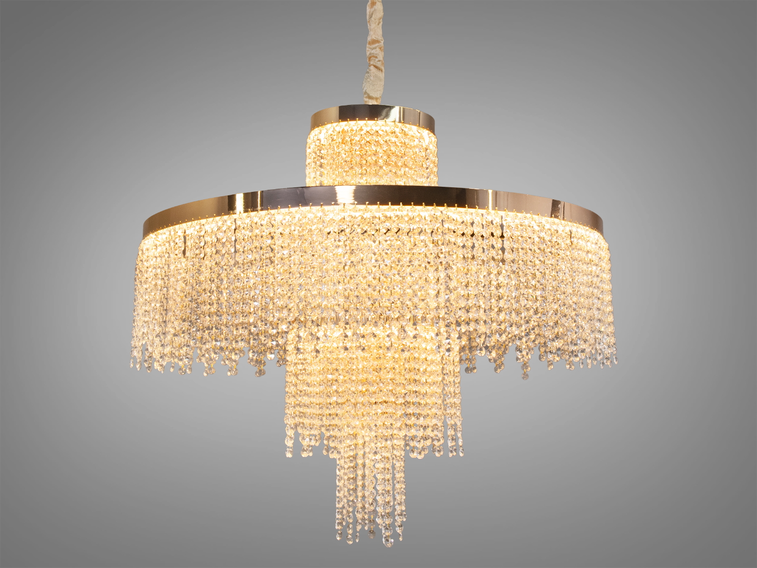 Вишукана кришталева люстра з золотим каркасом, каскадними підвісками. Ідеальний вибір для вітальні або спальні.