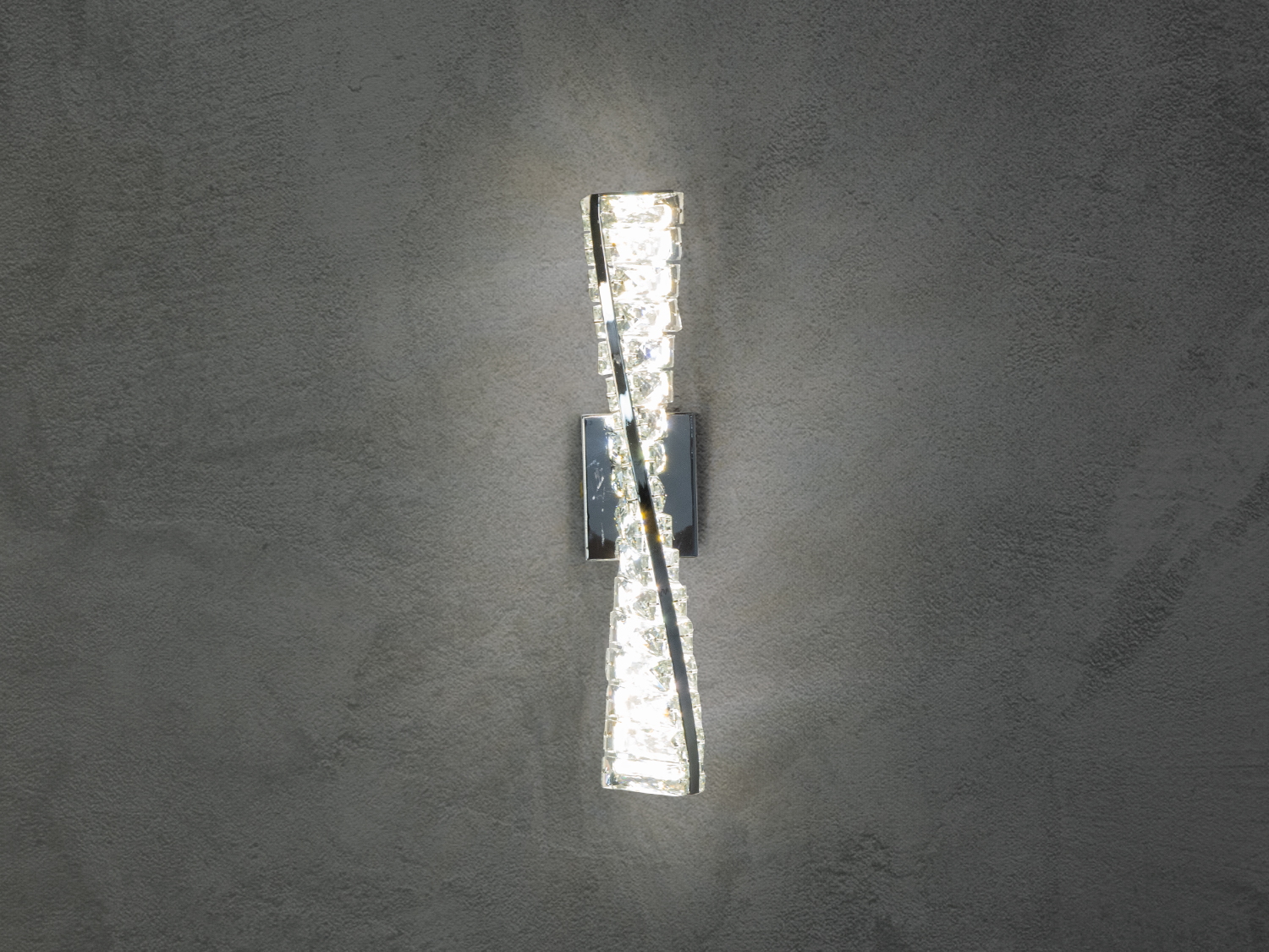 Настінний світильник з вигнутим дизайном і прозорими кристалами. Ідеально підходить для сучасних інтер’єрів.