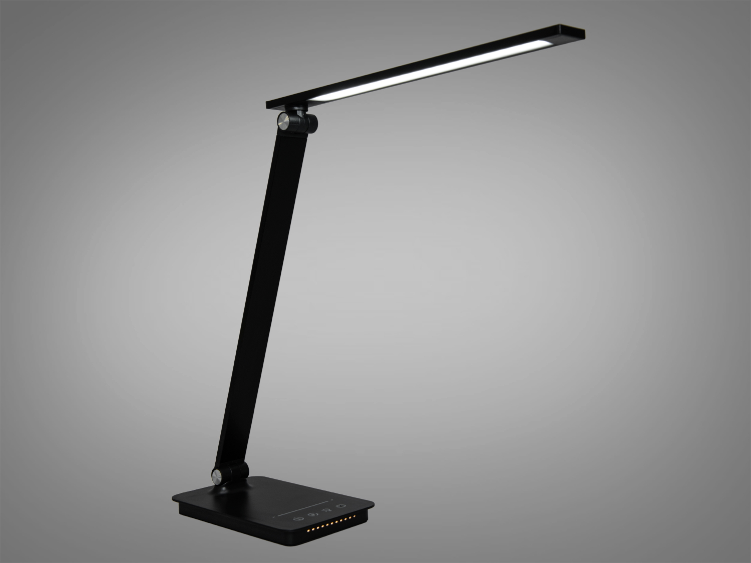 Світлодіодна настільна лампа з нічником ідеально підходить для сучасного будинку чи офісу. Лампа характеризується енергоефективністю, має стриманий та елегантний дизайн.
Основною її рисою є тонкий вертикальний стовбур, який легко регулюється, з компактною збіркою, яка закінчується горизонтально орієнтованою світлодіодною панеллю, яка також легко регулюється та складається та забезпечує рівномірне світло без сліпучих ефектів.
В основі лампи є панель із сенсорними кнопками для керування функціями лампи, такими як регулювання яскравості та температури світла. Це дозволяє користувачеві налаштувати світло від яскравого та енергійного до м'якого та теплого, що відповідає індивідуальним уподобанням користувачів.
Інтегрований нічник створює м'яке світло, ідеальне для використання в спальні або дитячій кімнаті, забезпечуючи достатньо світла для орієнтації в темряві, але при цьому не бентежить або не заважає сну. Лампа виглядає компактною та мобільною, що робить її зручною для переміщення між кімнатами.