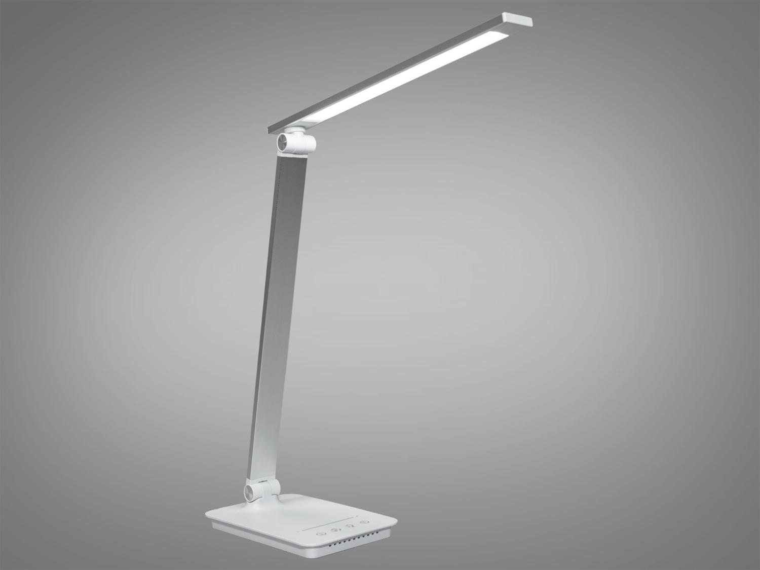 Настільна світлодіодна лампа з нічником ідеально підходить для сучасного будинку чи офісу. Лампа характеризується енергоефективністю, має стриманий та елегантний дизайн.
Основною її рисою є тонкий вертикальний стовбур, який легко регулюється, з компактною збіркою, яка закінчується горизонтально орієнтованою світлодіодною панеллю, яка також легко регулюється та складається та забезпечує рівномірне світло без сліпучих ефектів.
В основі лампи є панель із сенсорними кнопками для керування функціями лампи, такими як регулювання яскравості та температури світла. Це дозволяє користувачеві налаштувати світло від яскравого та енергійного до м'якого та теплого, що відповідає індивідуальним уподобанням користувачів.
Інтегрований нічник створює м'яке світло, ідеальне для використання в спальні або дитячій кімнаті, забезпечуючи достатньо світла для орієнтації в темряві, але при цьому не бентежить або не заважає сну. Лампа виглядає компактною та мобільною, що робить її зручною для переміщення між кімнатами.