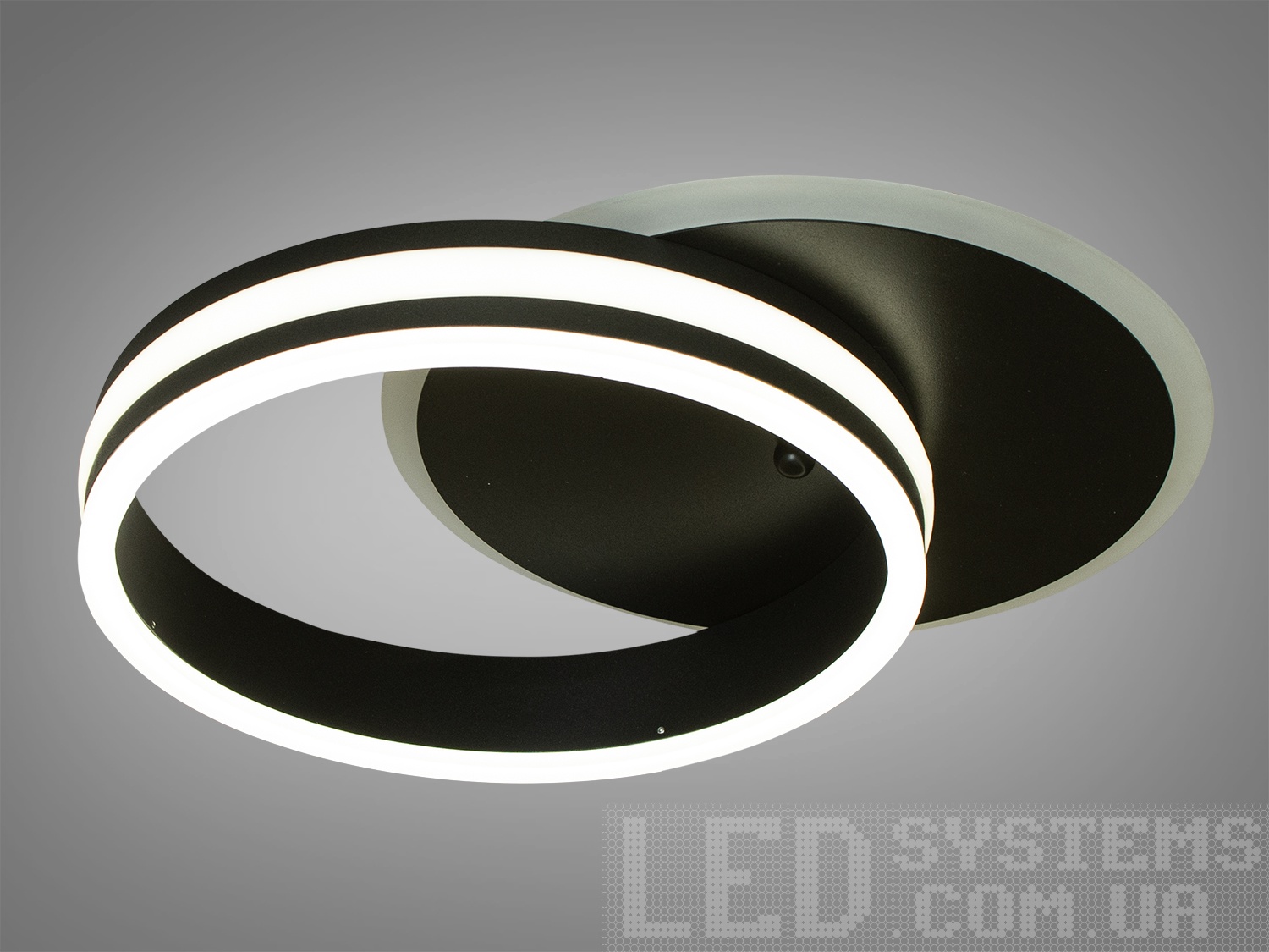 Акрилова лед-люстра в спальню підходить для приміщень з площею приблизно 9кв. м. Є різні режими освітлення: холодний 6400К, нейтральний 4500К, теплий 2700К. Включення, виключення, LED підсвічування і регулювання яскравості від 5 до 100% відбувається з пульта дистанційного керування. Рассеиватель виконаний з литого акрилу рівномірно розподіляє світло по приміщенню. При цьому сам світиться дуже м'яко. Підходить для невисоких стель (натяжних, навісних, звичайних). Для кухні, спальні, не великого залу, а також для дитячої кімнати. Ще одним неоспарімим перевагою цієї світлодіодним люстри для дитячої кімнати є відсутність скляних елементів.