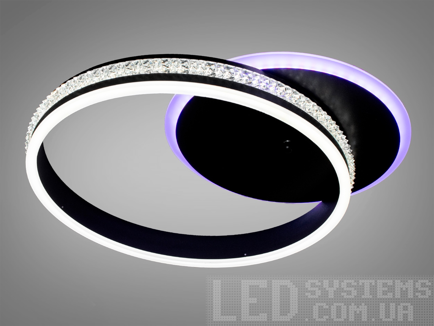 Стельова світлодіодна люстра в сучасному стилі підходить для приміщень з площею приблизно 12кв. м. Є різні режими освітлення: холодний 6400К, нейтральний 4500К, теплий 2700К. Включення, виключення, LED підсвічування і регулювання яскравості від 5 до 100% відбувається з пульта дистанційного керування. Рассеиватель виконаний з литого акрилу рівномірно розподіляє світло по приміщенню. При цьому сам світиться дуже м'яко. Підходить для невисоких стель (натяжних, навісних, звичайних). Для кухні, спальні, не великого залу, а також для дитячої кімнати. Ще одним неоспарімим перевагою цієї світлодіодним люстри для дитячої кімнати є відсутність скляних елементів.