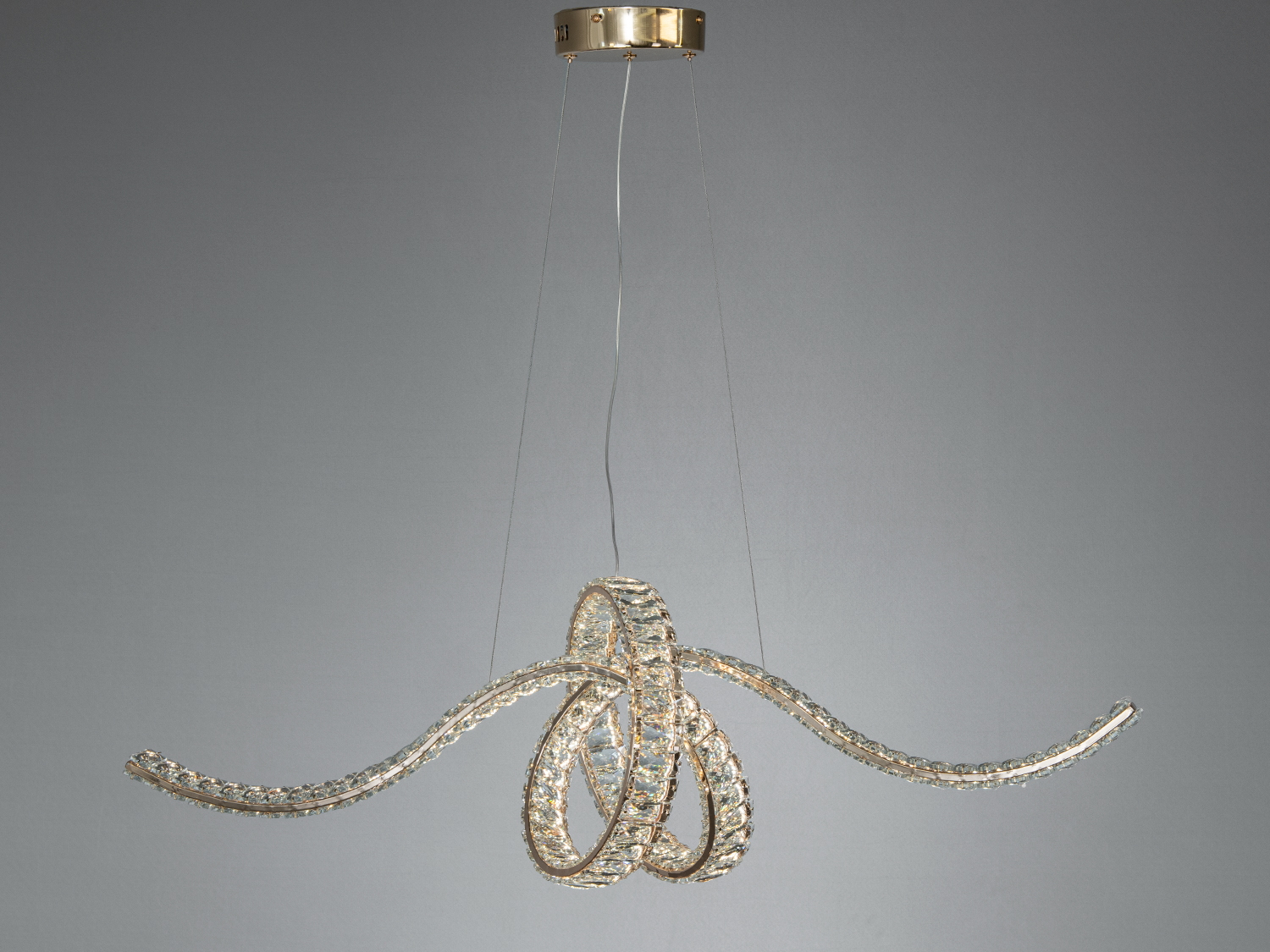 Світлодіодна підвісна люстра 107 Вт з кришталевими елементами і золотим відтінком, освітлення до 18 м², підходить для вітальні, кухні, спальні.