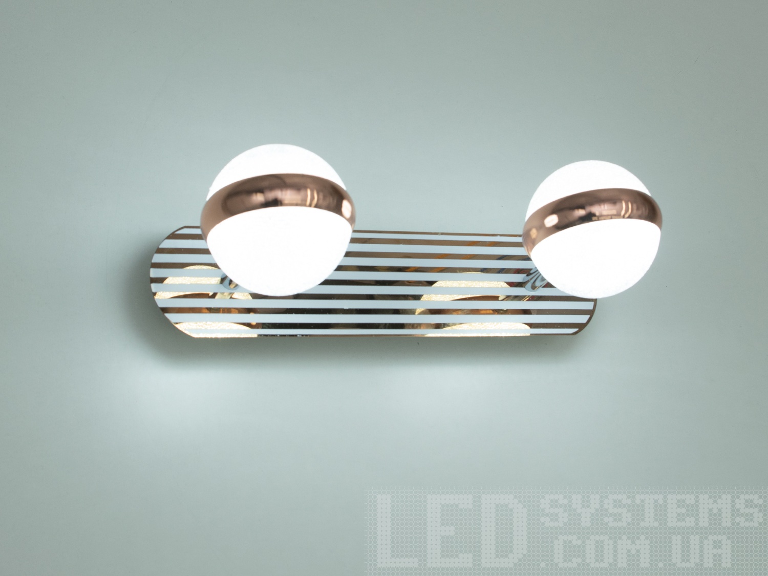 Підсвічування для дзеркал та картин спрямованого світла є ідеальним рішенням для акцентного (елементного) підсвічування в інтер'єрі &ndash; підсвічування дзеркал, картин, стінних ніш, особливих деталей інтер'єру. Світильники оснащені унікальними світлодіодними енергозберігаючими лампами, які при дуже низькій споживаній потужності створюють потужний світловий потік. Накладні світлодіодні світильники призначені для створення яскравого світлодіодного освітлення з регульованою температурою кольору від теплого білого до холодного білого. Перемикання спектрів світіння світлодіодного світильника здійснюється простим вимкненням-вмиканням. Кріпиться до стіни, гіпсокартону або інших настінних повітх.