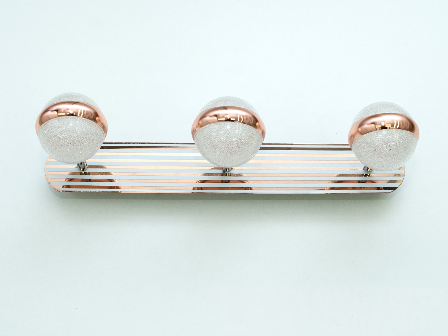 Лінійне підсвічування для дзеркал і картин спрямованого світла є ідеальним рішенням для акцентного (елементного) підсвічування в інтер'єрі - підсвічування дзеркал, картин, стінних ніш, особливих деталей інтер'єру. Світильники оснащені унікальними світлодіодними енергозберігаючими лампами, які при дуже низькій споживаній потужності створюють потужний світловий потік. Накладні світлодіодні світильники призначені для створення яскравого світлодіодного освітлення з регульованою температурою кольору від теплого білого до холодного білого. Перемикання спектрів світіння світлодіодного світильника здійснюється вимкненням-вмиканням. Кріпиться до стіни, гіпсокартону або інших настінних повітх.