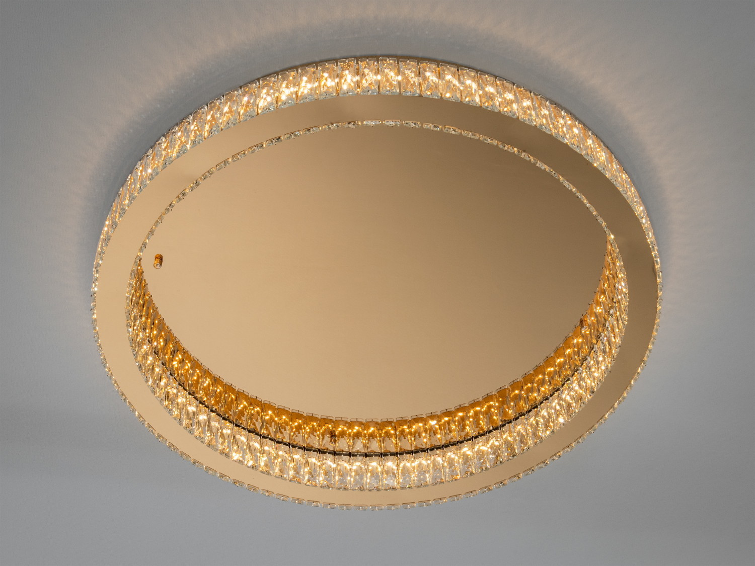 Стельова LED люстра 100Вт у золото з кришталевими кільцями та пультом дистанційного керування для комфортного освітлення кімнат до 17 м².